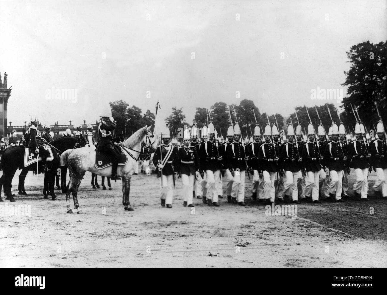Parade im Mai 1901 in Potsdam. Marsch der 1. Fußwächter. Prinz Eitel Friedrich nimmt an der Parade Teil. Stockfoto
