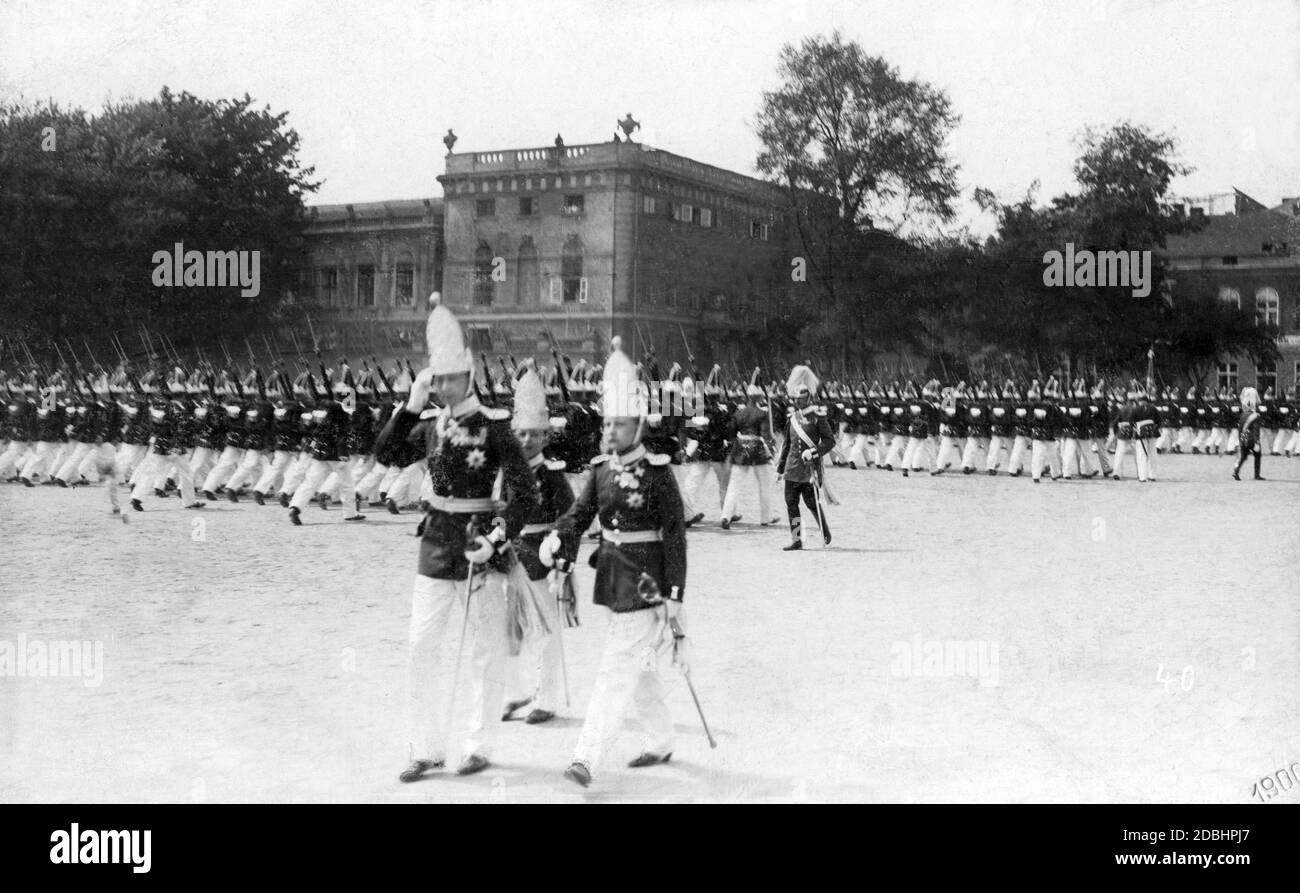 Parade im Lustgarten in Potsdam am 1. Juni 1900. Kronprinz Wilhelm, Prinz Oskar und Prinz August Wilhelm nach der marsch-Vergangenheit des 1. Garde-Regiments. Stockfoto