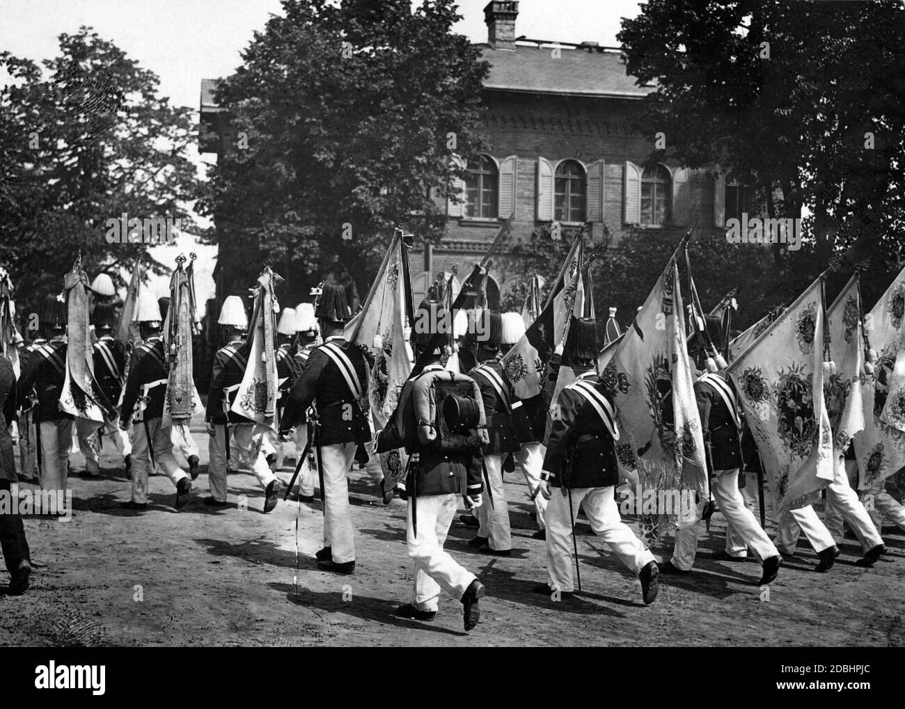 Die Farbschutzfirma marschiert zum Schloss für den Überprüfungsauftrag vor Kaiser Wilhelm II.. Stockfoto