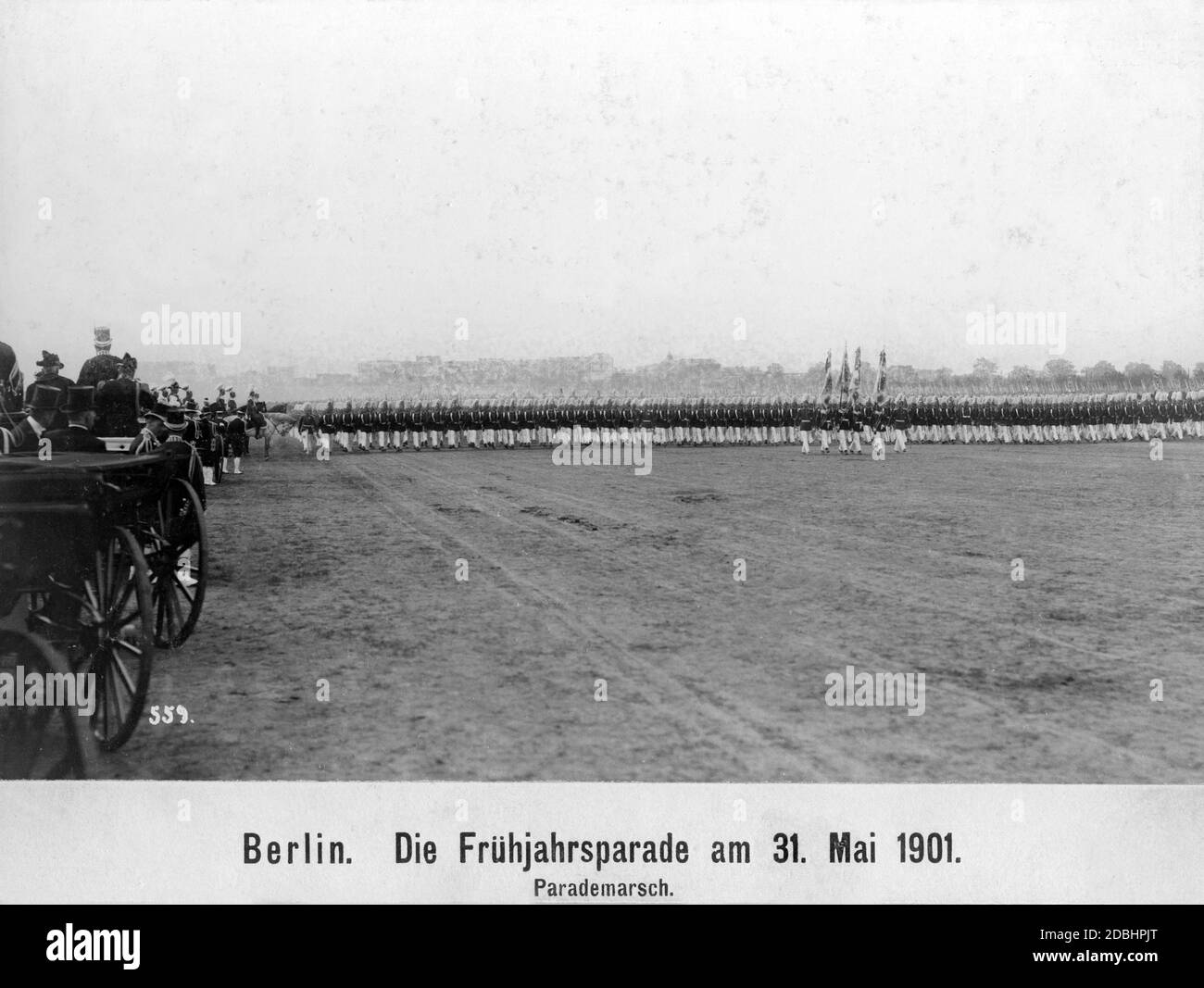 März im Rückblick auf das Tempelhof Feld in Berlin bei der Frühjahrsparade 1901. Stockfoto