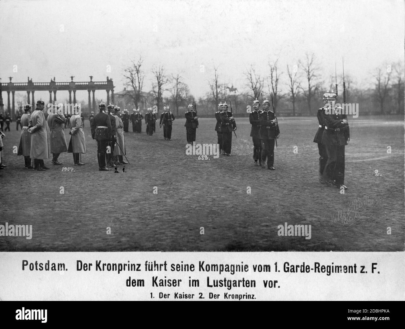 Parade der Rekruten der Potsdamer Garnison vor Kaiser Wilhem II. Auf dem Foto stellt Kronprinz Wilhelm (2) seine Kompanie aus dem 1. Fußwächter-Regiment dem Kaiser (1) im Lustgarten vor. Stockfoto