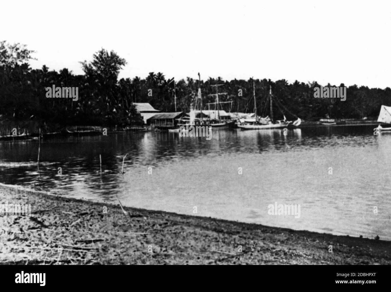 Eine Hamburger Barke (Segelschiff) im Fabrikgebäude der Firma Hernsheim & Co., die viele Filialen im Schutzgebiet in Deutsch-Neuguinea eröffnete. Stockfoto