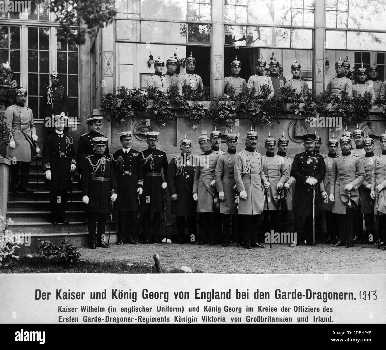 Kaiser Wilhelm II. In englischer Uniform und König Georg von England bei den Gardedragonen mit den Offizieren des ersten Gardedragons Regiment Königin Victoria von Großbritannien und Irland. Stockfoto