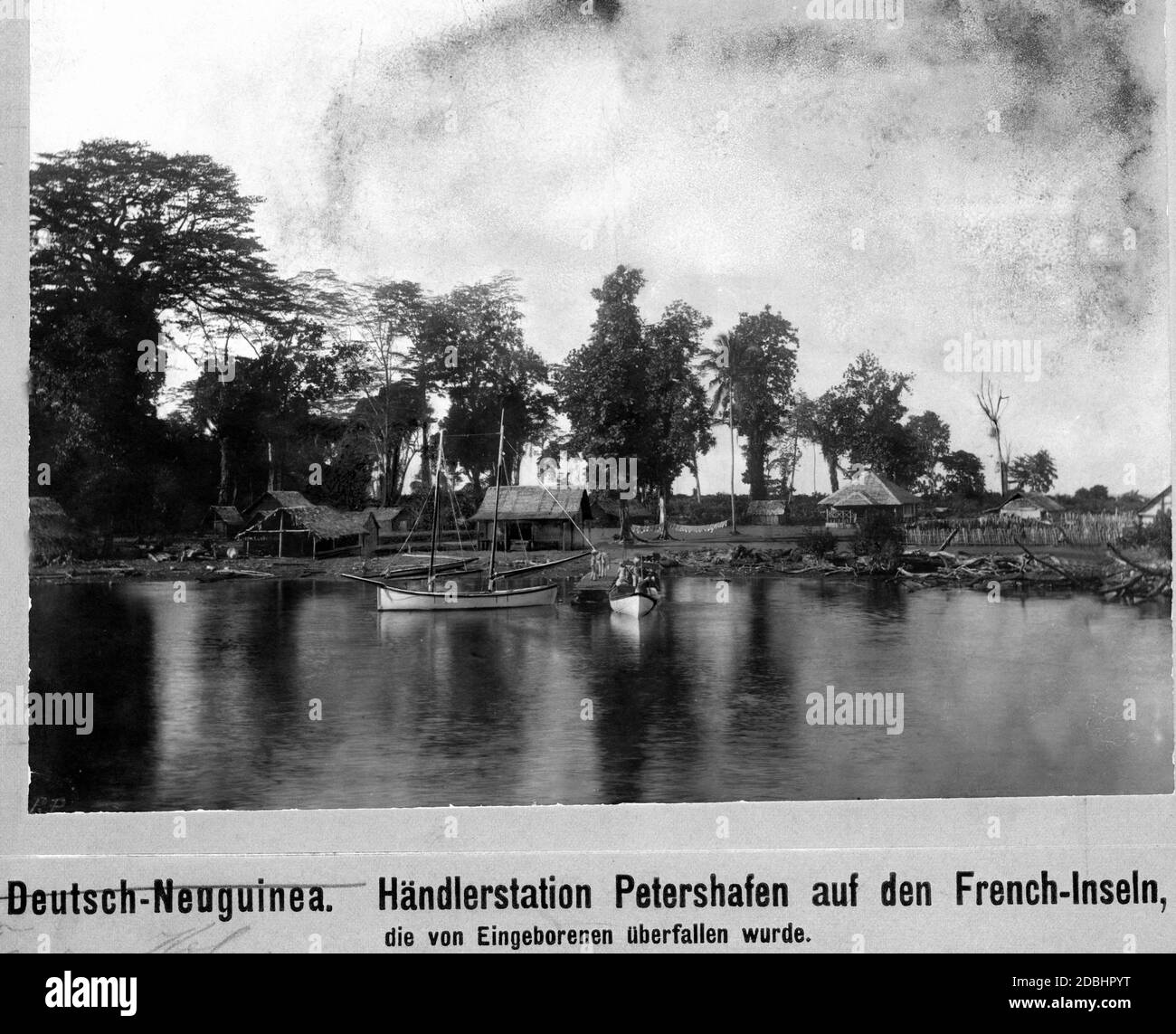 Blick auf die Handelsstation Peterhafen auf den französischen Inseln, die von Einheimischen angegriffen wurde. (Undatierte Abbildung). Stockfoto