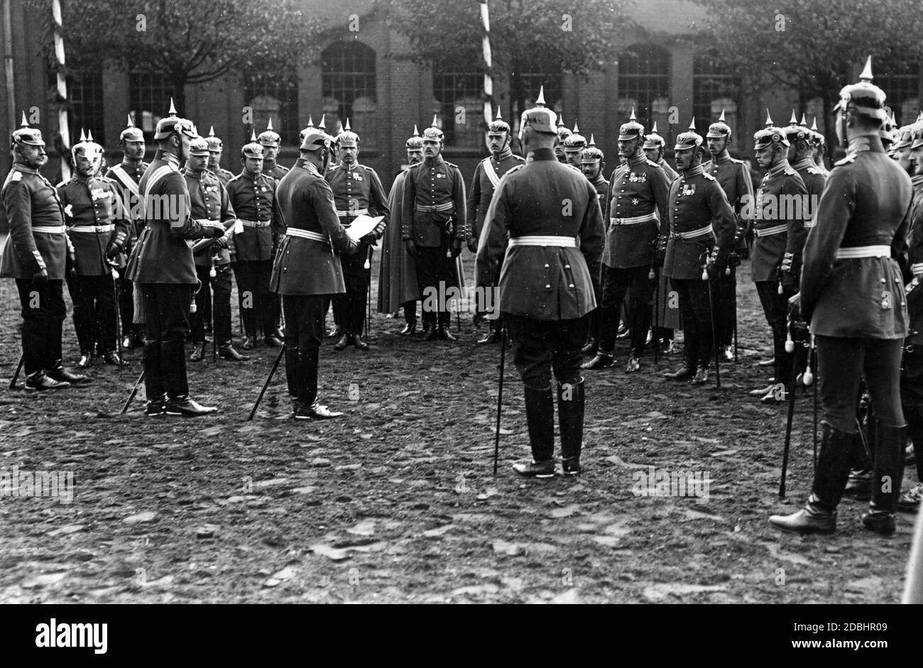 Feier zum 100.Geburtstag von Kaiserin Augusta, der Gemahlin Kaiser Wilhelms I., in der Kaserne des Berliner Königin-Augusta-Regiments im Oktober 1911. Der Regimentskommandeur liest die Befehle des Tages. Stockfoto