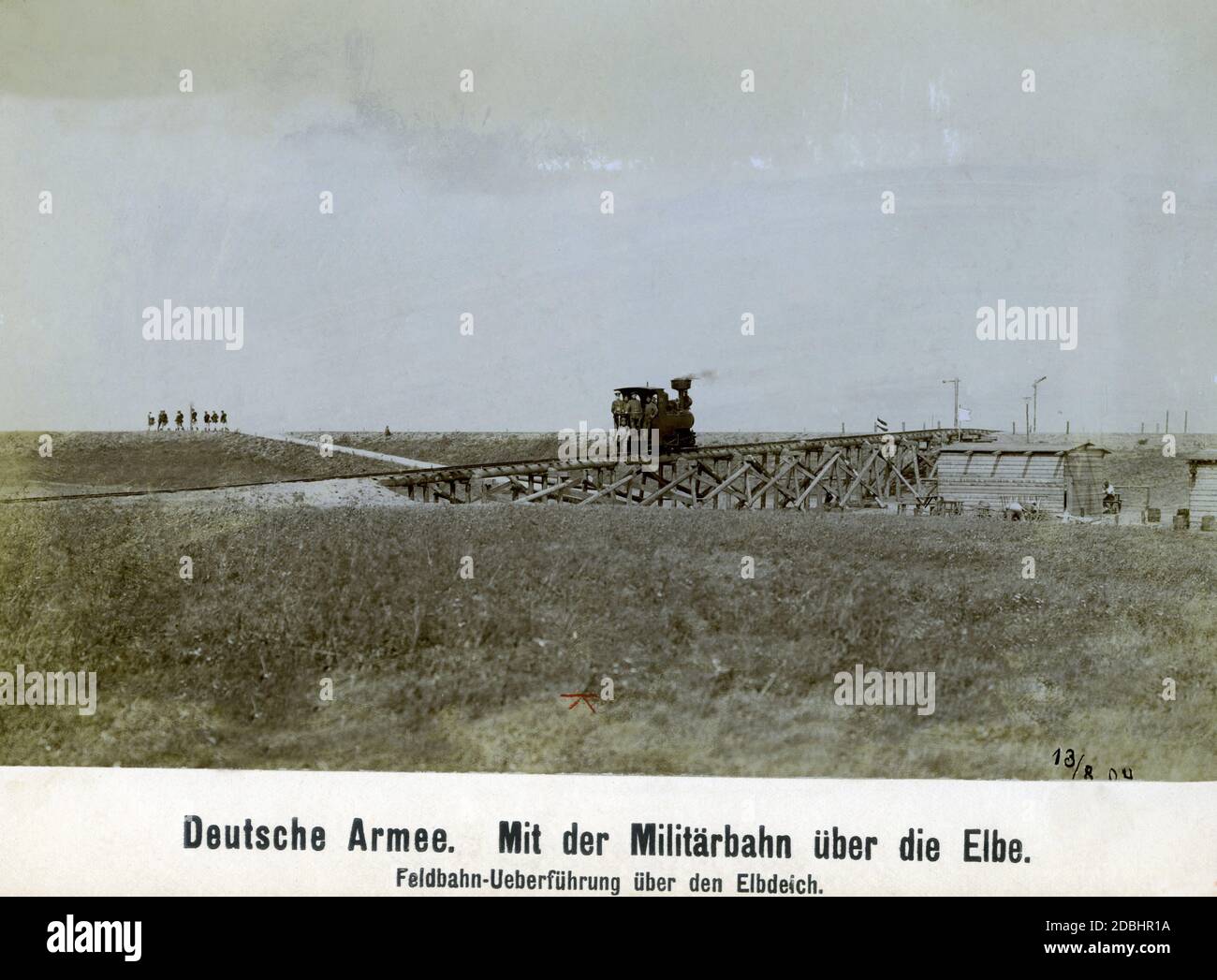 Eine Stadtbahn führt eine Probefahrt über den Elbdeich durch, der von der Bundeswehr neu gebaut wurde. Stockfoto