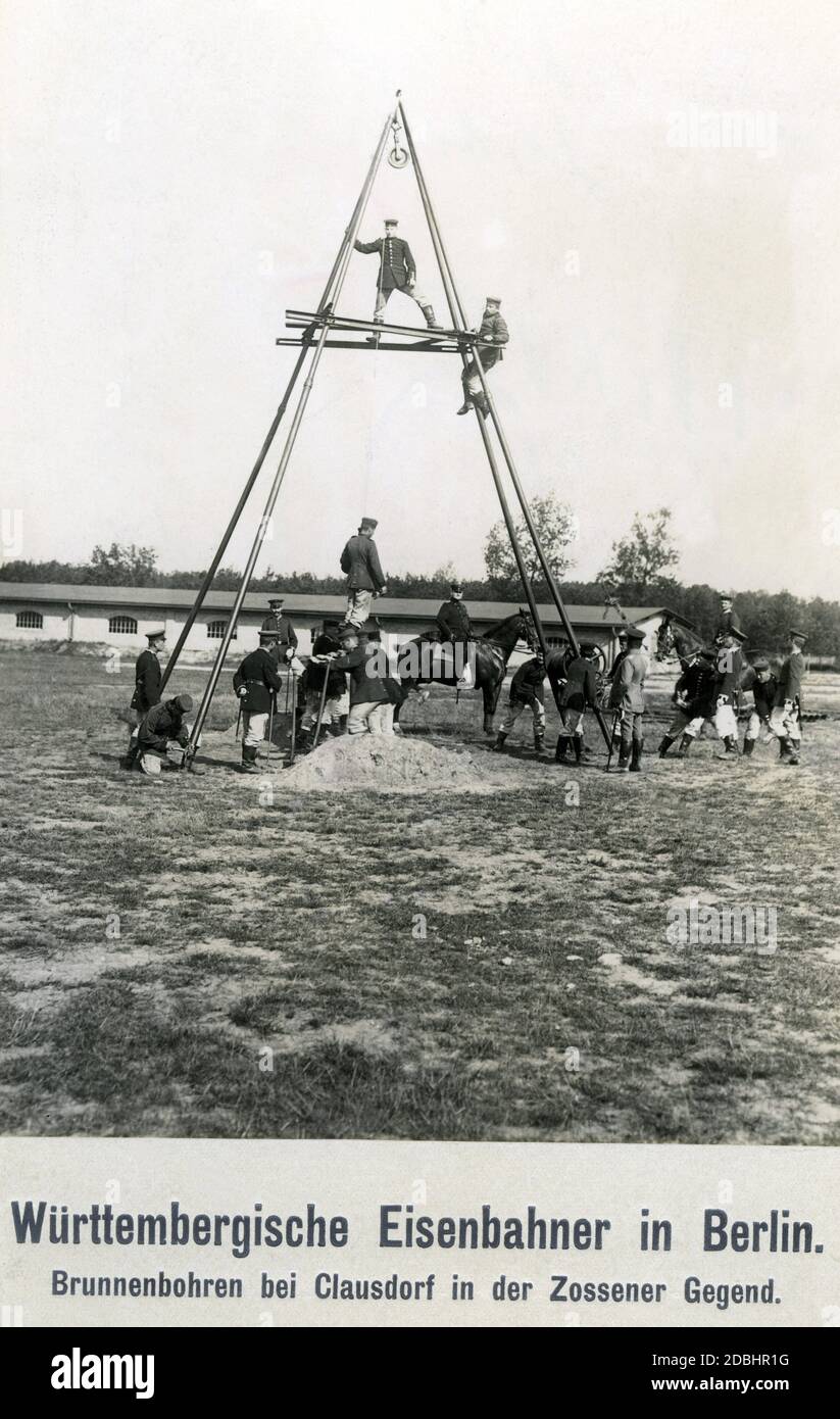 Württembergische Eisenbahner bohren bei Clausendorf im Zossen bei Berlin  einen Brunnen Stockfotografie - Alamy