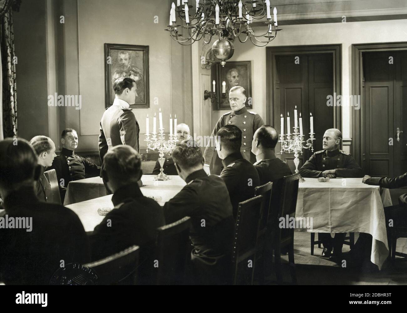 Soldaten der deutschen Armee an einem Tisch. Filmaufnahme. Stockfoto