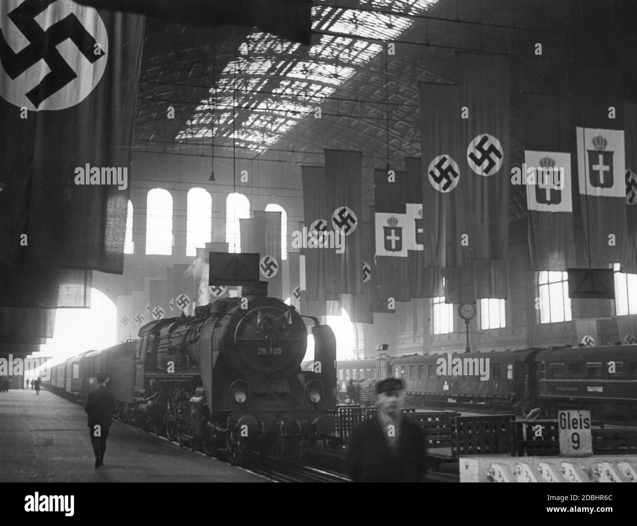 Blick in den Saal des Anhalter Bahnhofs in Berlin, der anlässlich der Italienreise Adolf Hitlers mit italienischen und deutschen Fahnen geschmückt war. Stockfoto