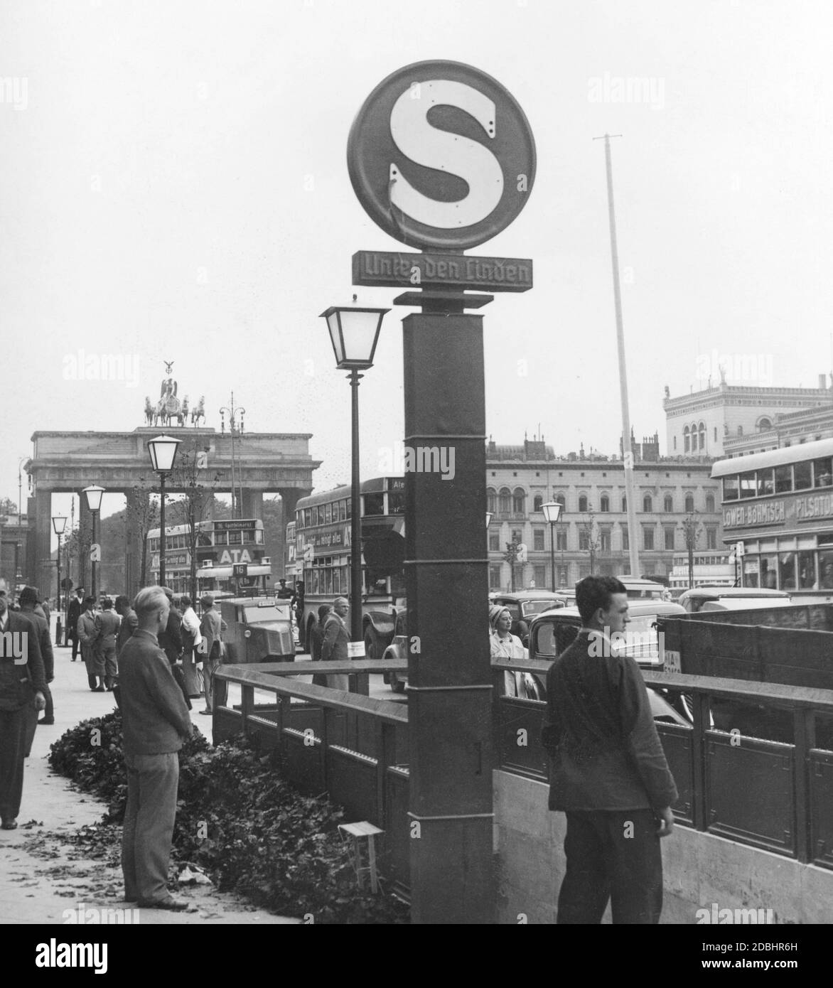 Blick auf den S-Bahnhof unter den Linden in Berlin. Im Hintergrund das Brandenburger Tor und die Sightseeing-Busse. Undatierte Aufnahme. Stockfoto