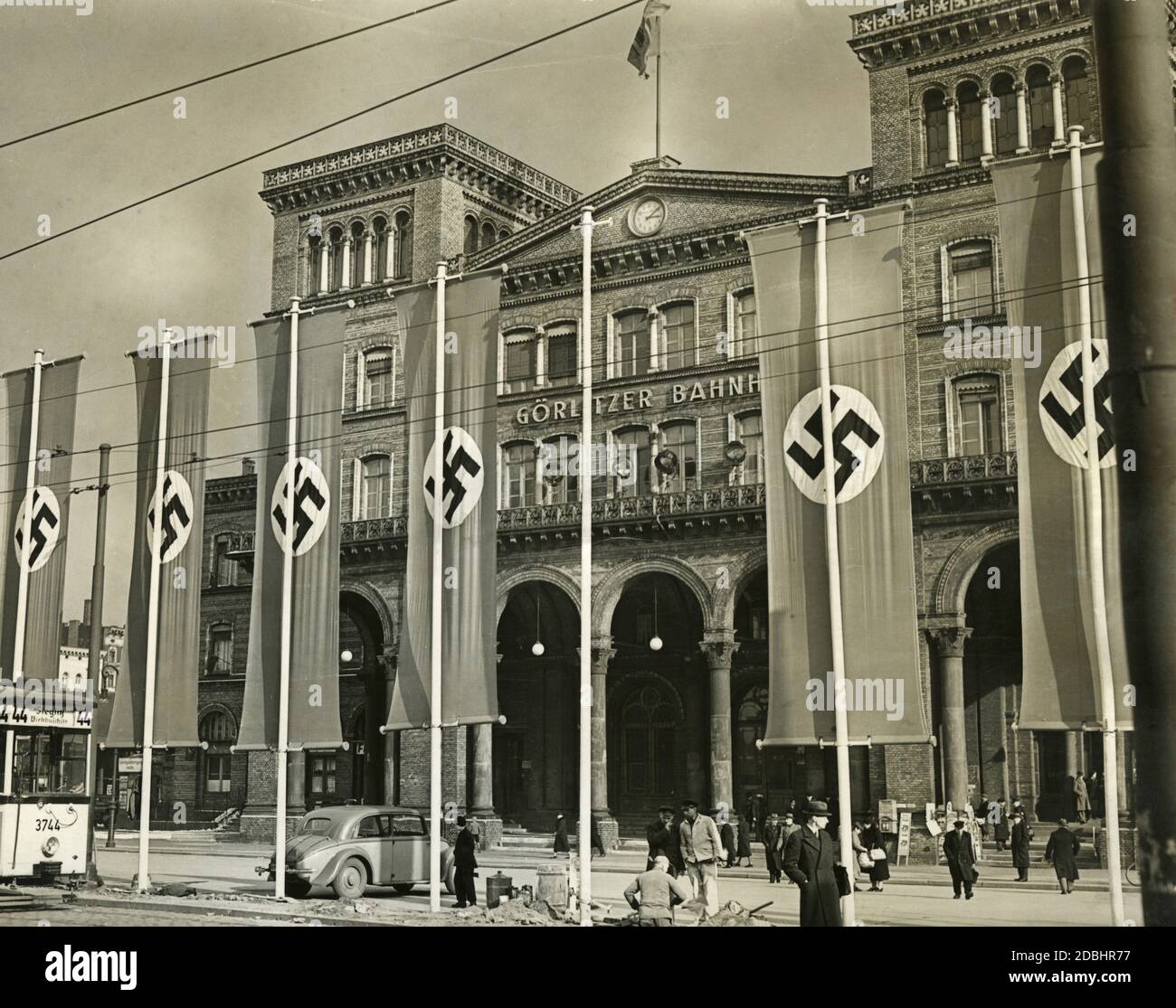 Am Bahnhof Görlitz werden Vorbereitungen für die Ankunft Adolf Hitlers am 17. März 1939 getroffen. Zuvor war er in das Protektorat Böhmen und Mähren gereist. Vor dem Bahnhofseingang wurde eine Reihe Hakenkreuzfahnen gehisst. Stockfoto