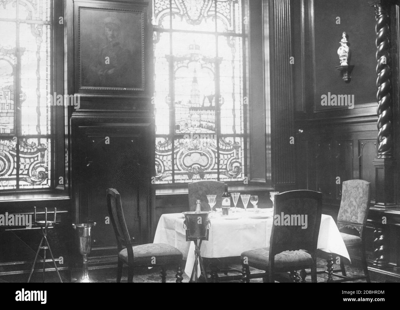 'Das Foto zeigt die ''historische Ecke'' des Speisesaals im bekannten, gehobenen Horcher Restaurant in Berlin-Schöneberg im Jahr 1926. Besonders auffällig sind die bunten Glasfenster." Stockfoto