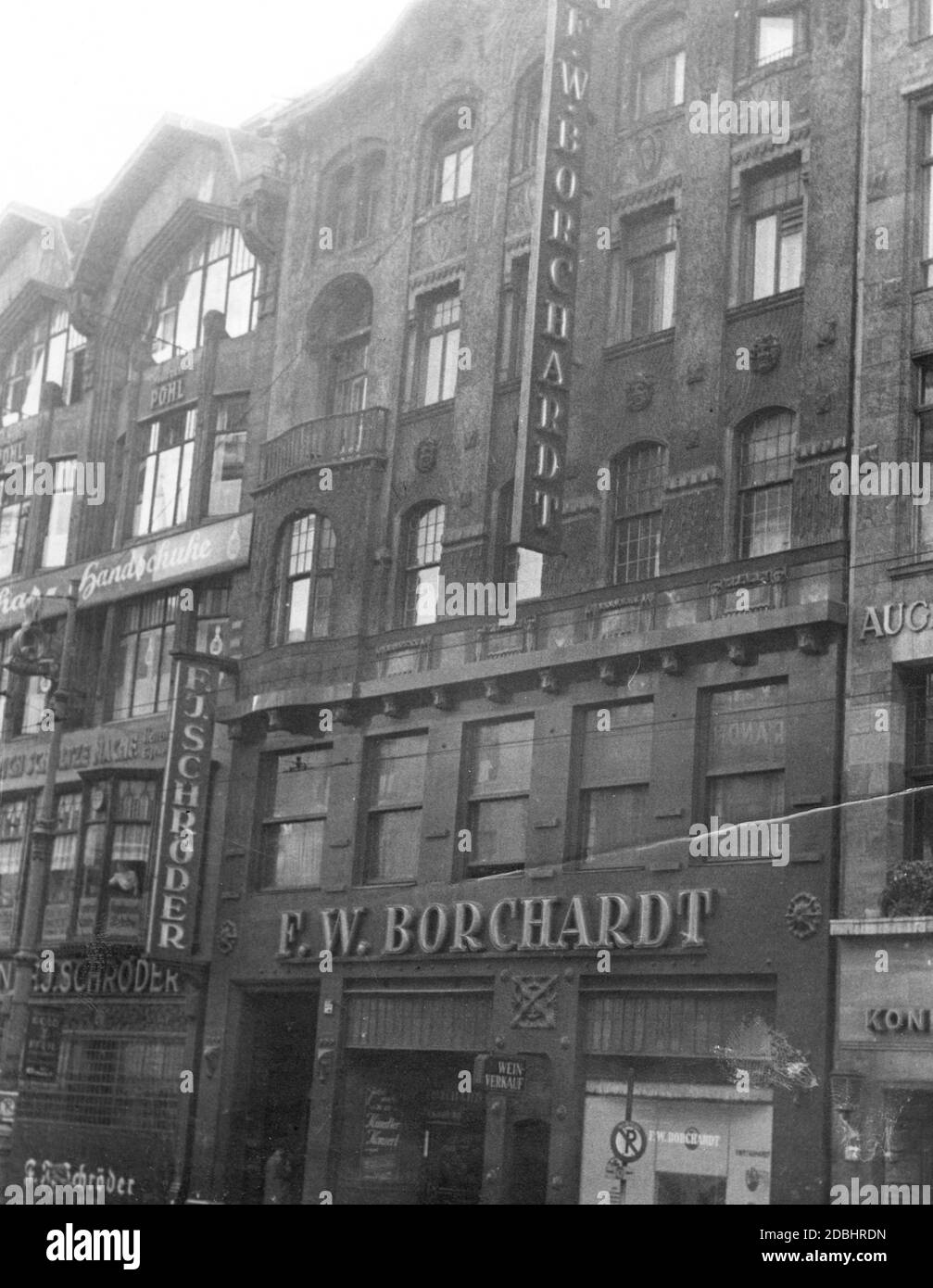 'Das Foto zeigt das F. W. Borchardt-Haus in der Leipziger Straße 25 in Berlin-Mitte. Dieses Gebäude wurde zuvor vom Weinhaus Kempinski genutzt, dessen jüdische Besitzer nach der Machtergreifung der Nationalsozialisten emigrierten. Das Gebäude wurde in den Besitz der ''Arier''. Links befindet sich das Geschäft des Juweliers F. J. Schroeder. Undatierte Aufnahme, aufgenommen um 1935.' Stockfoto