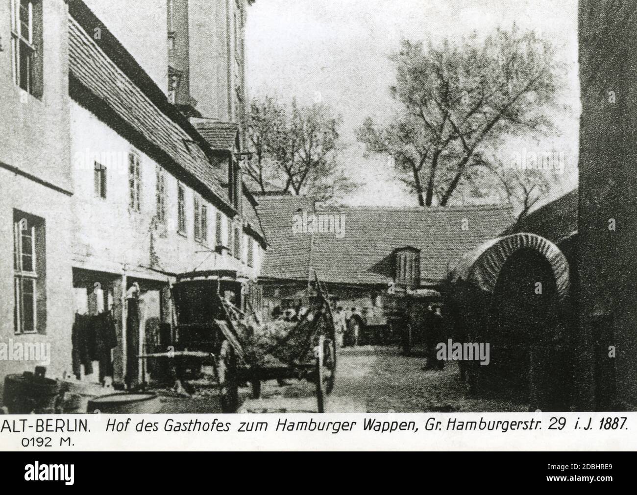Das Foto aus dem Jahr 1887 zeigt den Innenhof des Gasthof zum Hamburger Wappen in der Großen Hamburger Straße 29 in Berlin-Mitte. Im Hof befinden sich Kutschen und eine Postkutsche. Stockfoto