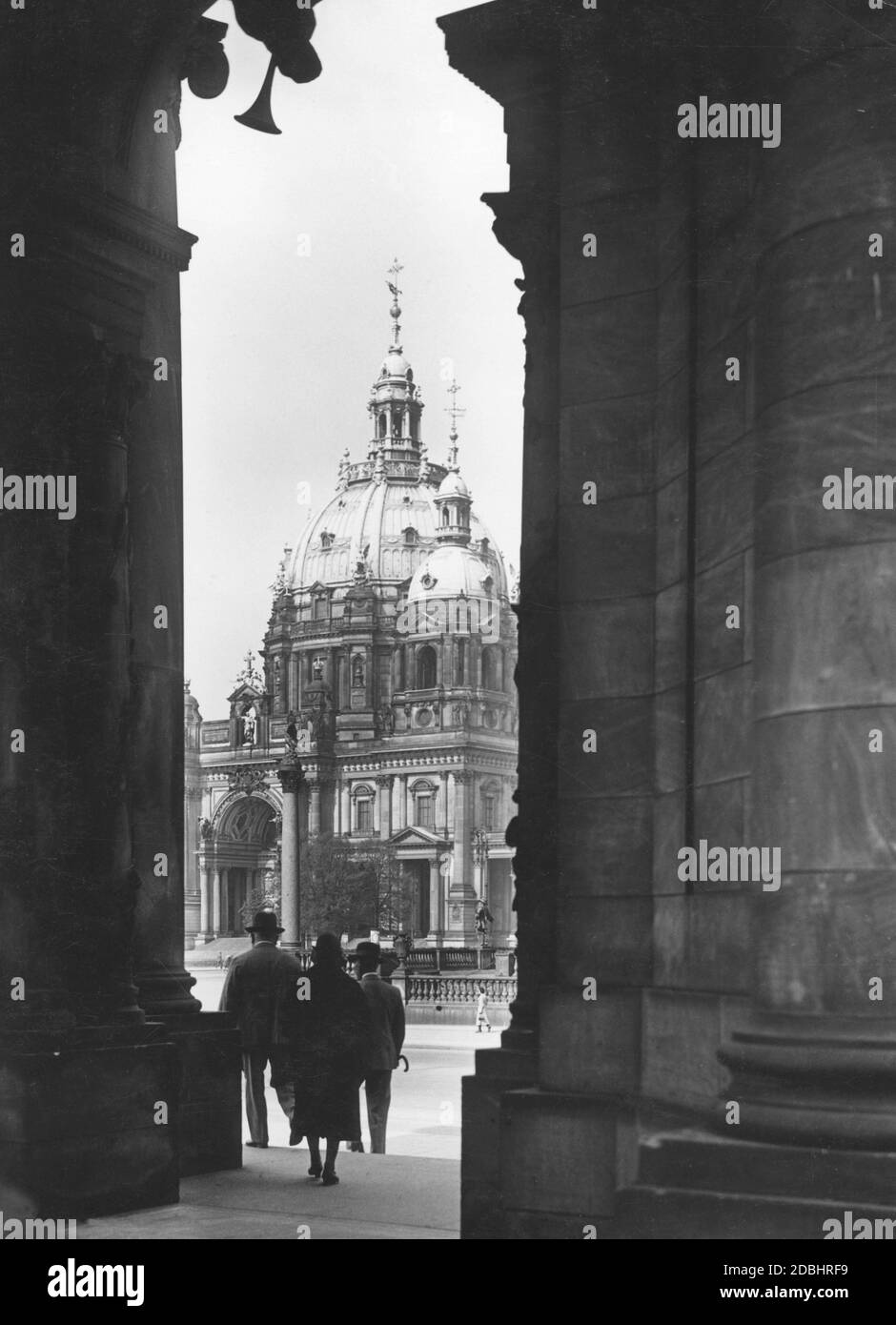 Das Foto zeigt den Berliner Dom von 1934, zwischen zwei Säulen des Kaiser-Wilhelm-Nationaldenkmals. Stockfoto