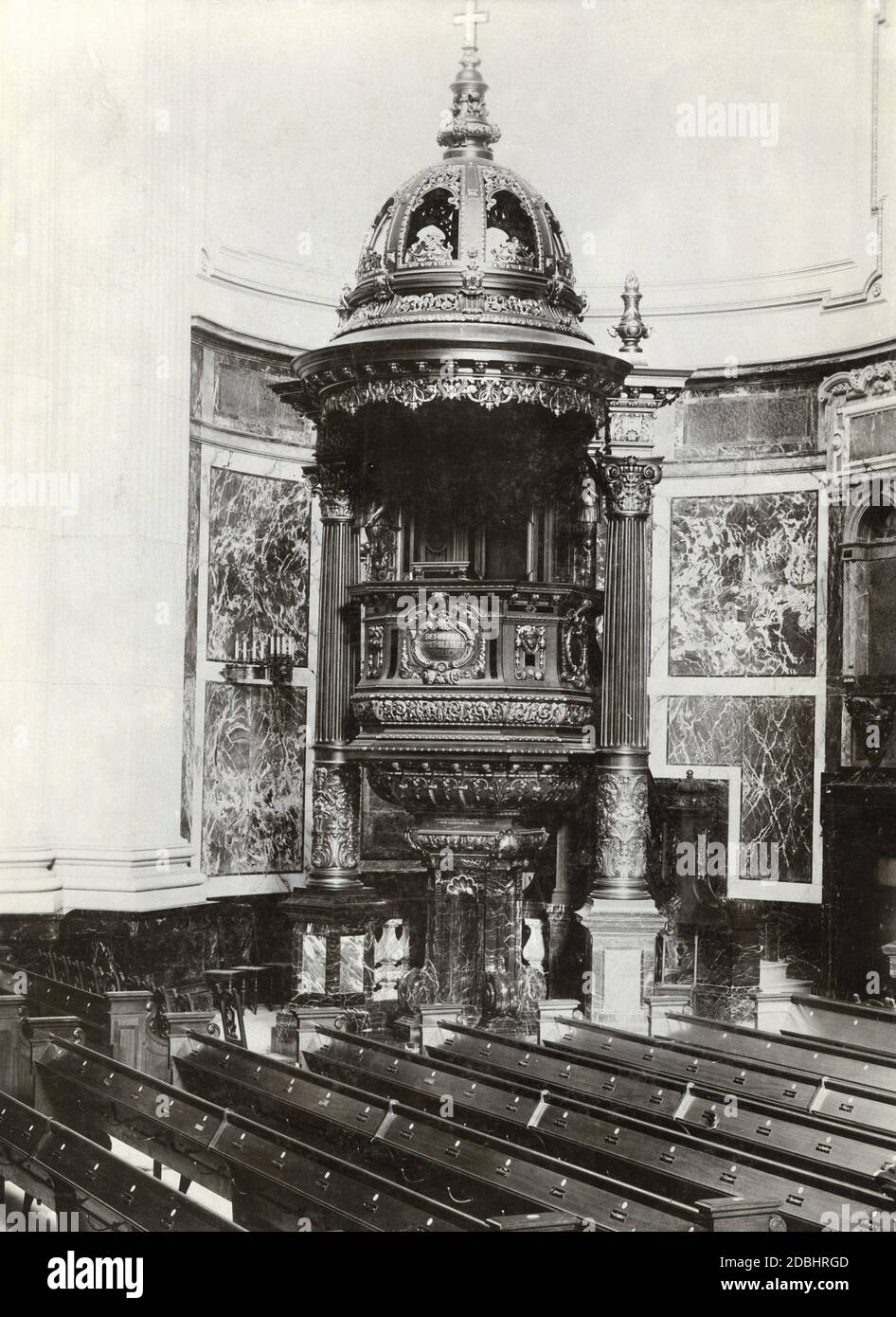 'Das Foto zeigt die Kanzel im Berliner Dom von 1908 mit der Inschrift: 'Es Herrn Wort bleibt ewig''. Stockfoto