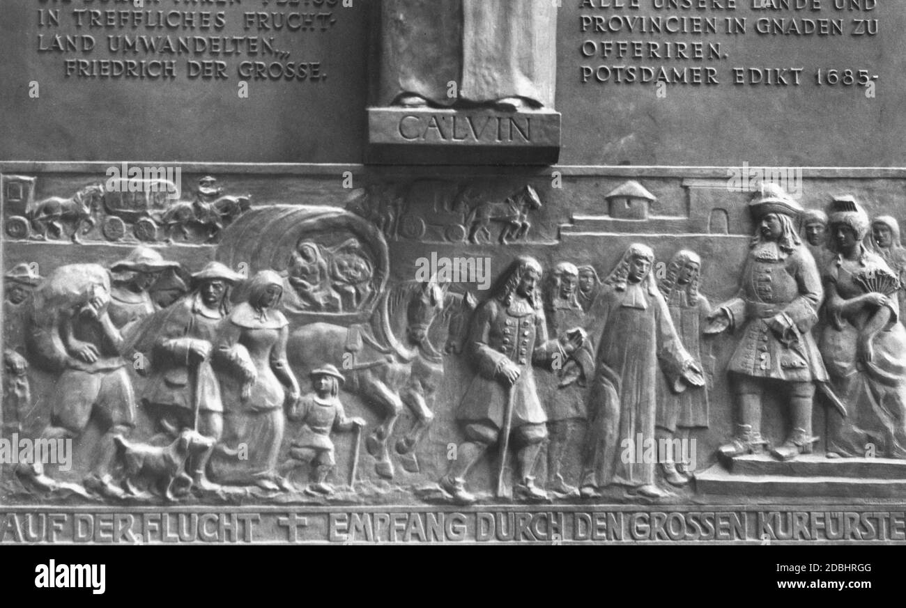 Das Foto zeigt die 1935 in Berlin nach der Enthüllung errichtete Gedenktafel von Johann Calvin. Es wurde vom Bildhauer Georges Morin geschaffen. Die Inschrift erzählt von der Aufnahme religiöser Flüchtlinge in Preußen, die aus Frankreich kamen. Stockfoto