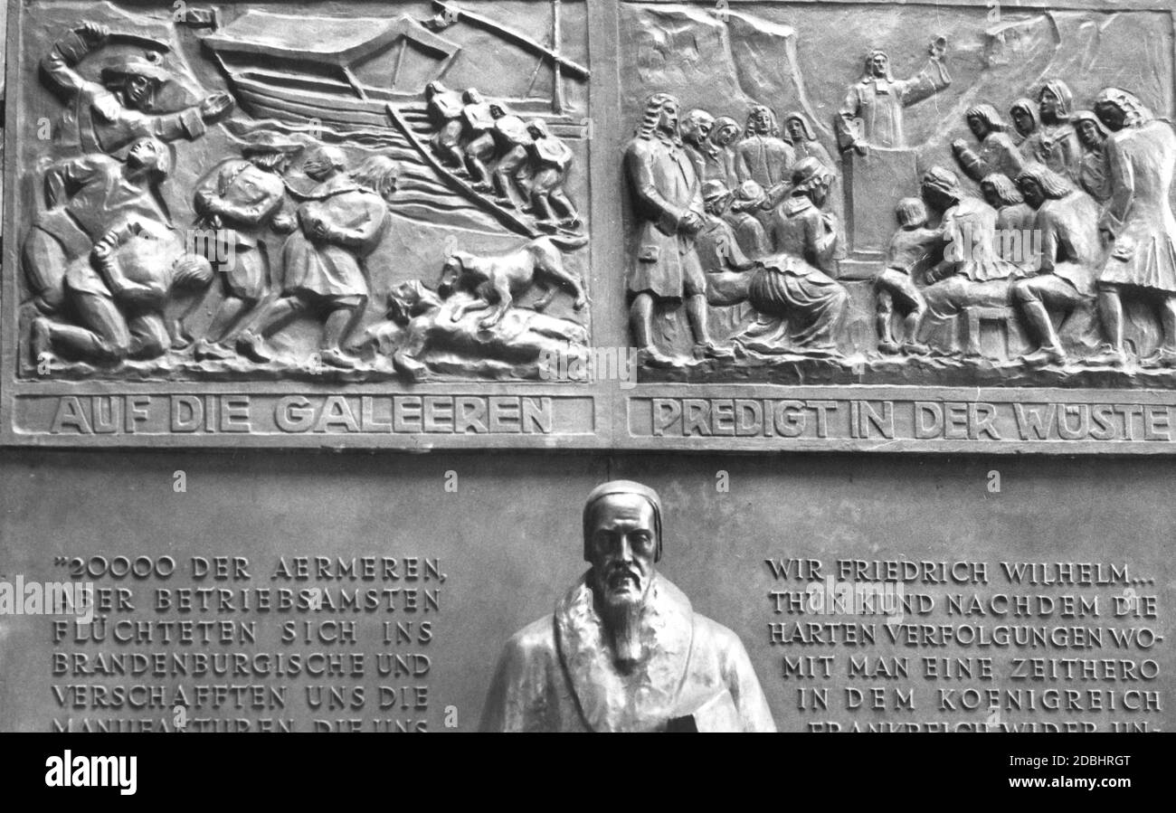 Das Foto zeigt die 1935 in Berlin nach der Enthüllung errichtete Gedenktafel von Johann Calvin. Es wurde vom Bildhauer Georges Morin geschaffen. Die Inschrift erzählt von der Aufnahme religiöser Flüchtlinge in Preußen, die aus Frankreich kamen. Stockfoto