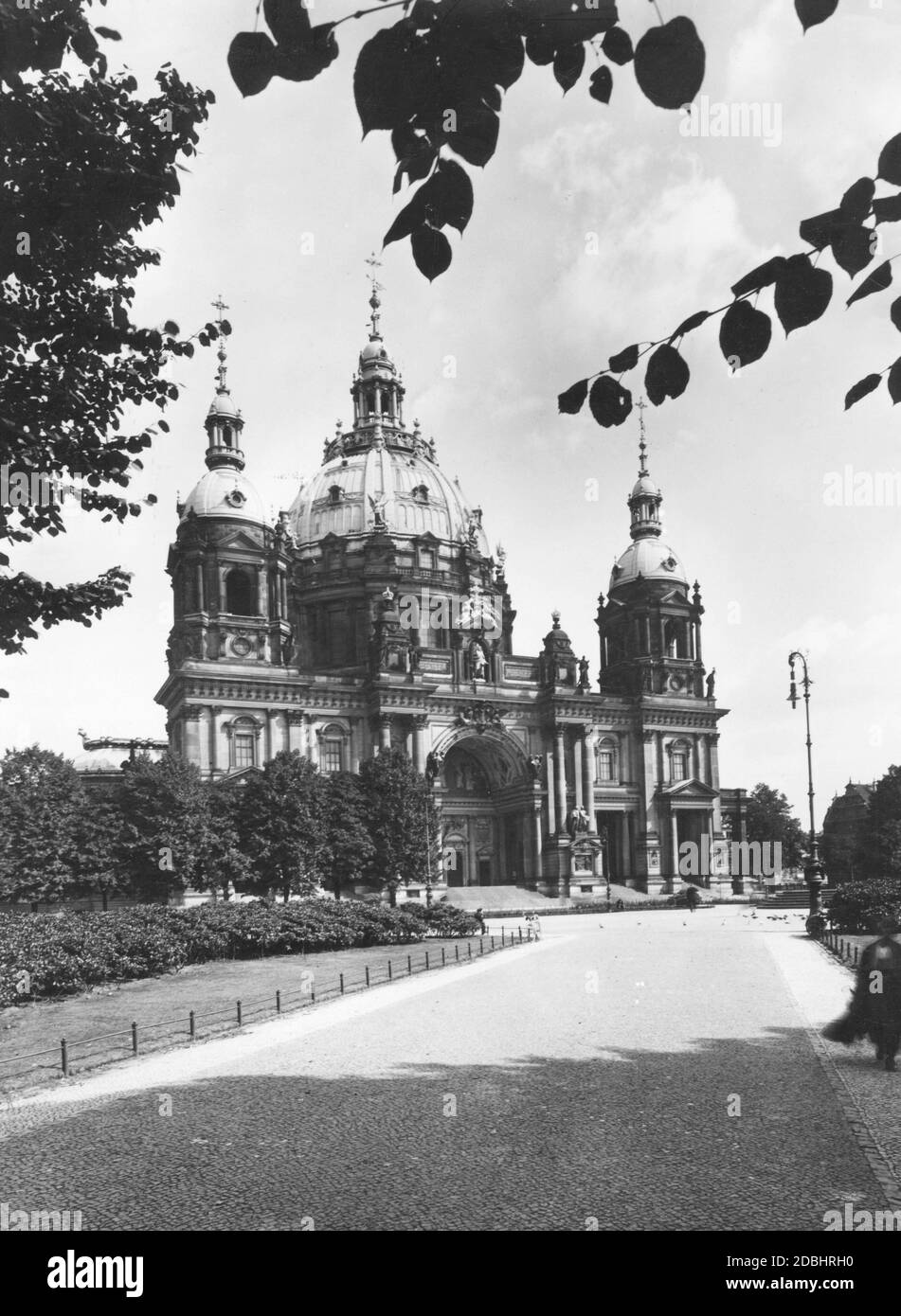 Das Foto zeigt den Berliner Dom aus dem Lustgarten im Jahr 1933. Stockfoto