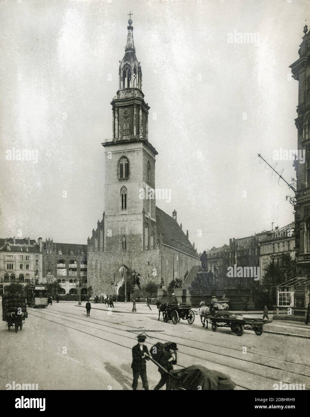 'Das Foto von 1909 zeigt die Marienkirche am Neuen Markt in Berlin-Mitte. Rechts von der Kirche befindet sich das Lutherdenkmal. Im Vordergrund die Kaiser-Wilhelm-Straße (heute Karl-Liebknecht-Straße). Auf einem Hausdach auf der linken Seite des Bildes werden ''Mietsafes''' beworben.' Stockfoto