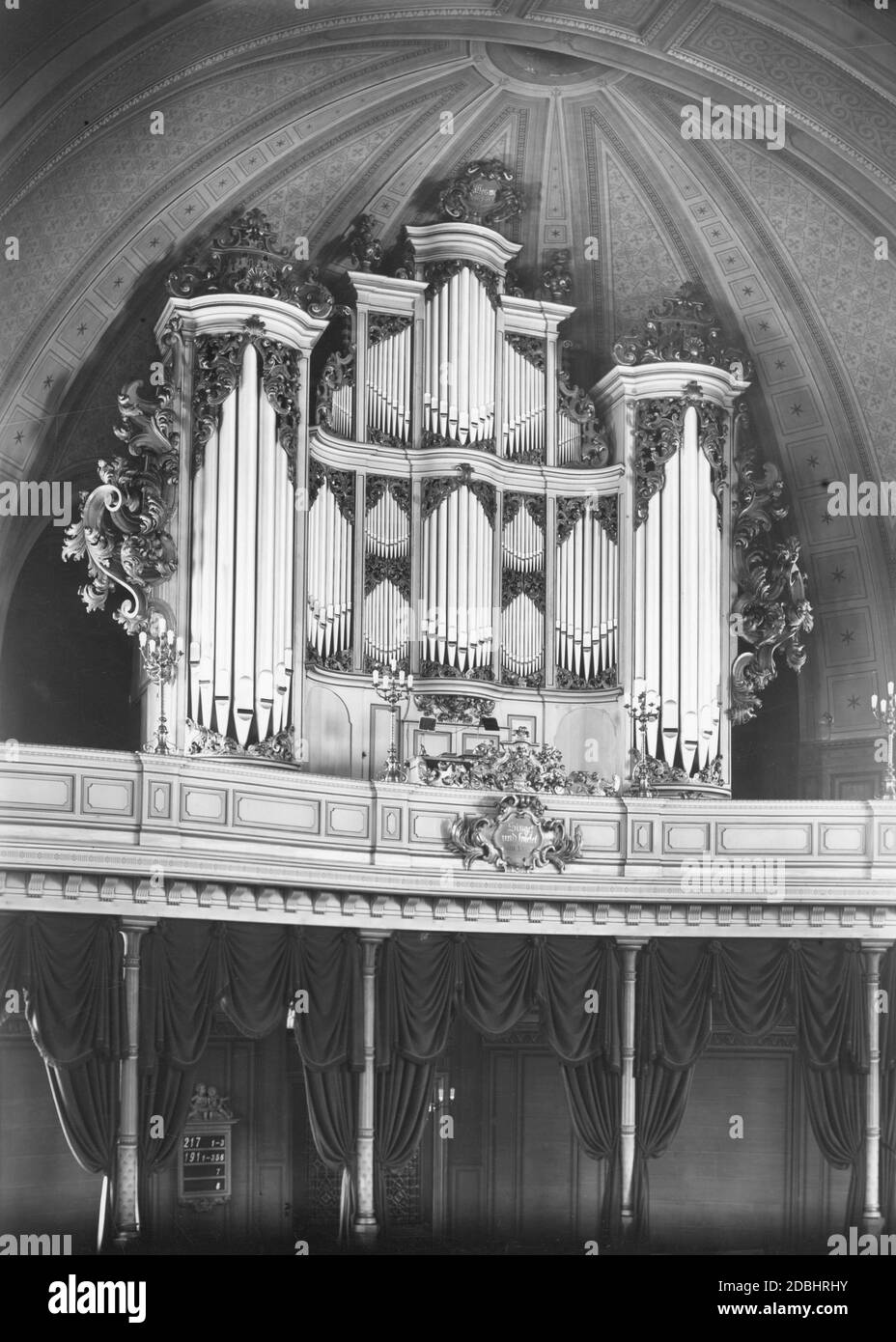 'Ansicht der Orgel in der Berliner Parochialkirche 1933, darunter ein Schild mit der Inschrift: 'Singet und spielt dem Herrn'.' Stockfoto