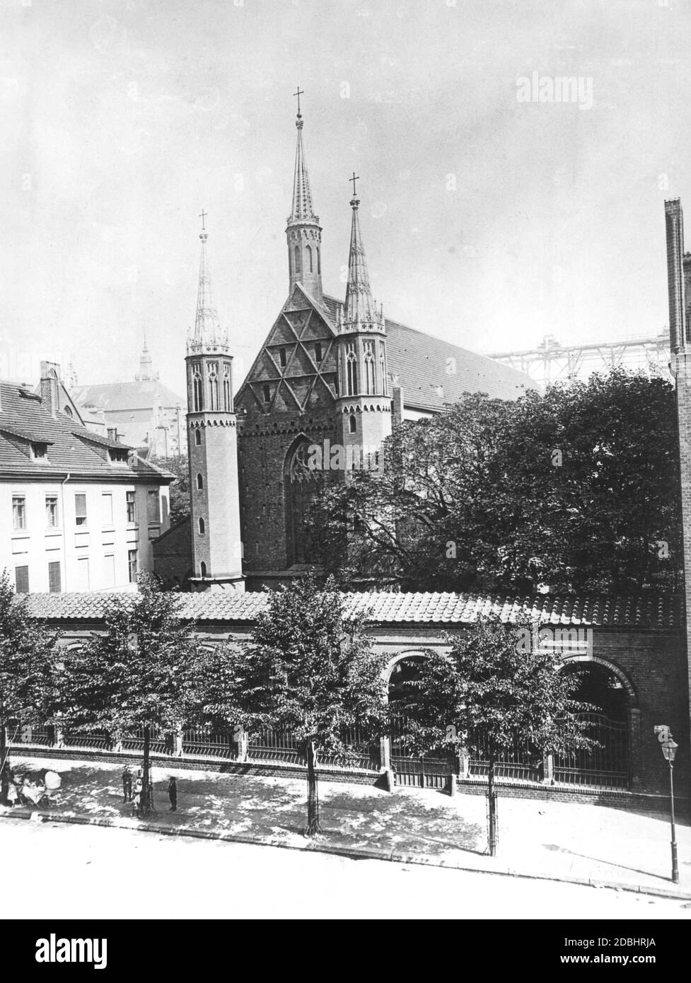 Das Foto zeigt die Franziskanerkirche in der Klosterstraße in Berlin-Mitte im Jahr 1930. Unter den Bäumen im Schatten kümmert sich eine Frau um mehrere Kinder. Stockfoto