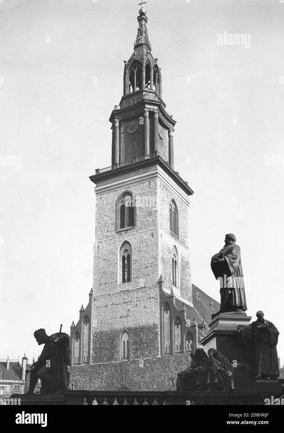 Das Foto von 1937 zeigt die Marienkirche in Berlin-Mitte. Davor steht das Lutherdenkmal auf dem Neuen Markt. Rechts unter Luther befindet sich Johannes Bugenhagen. Stockfoto