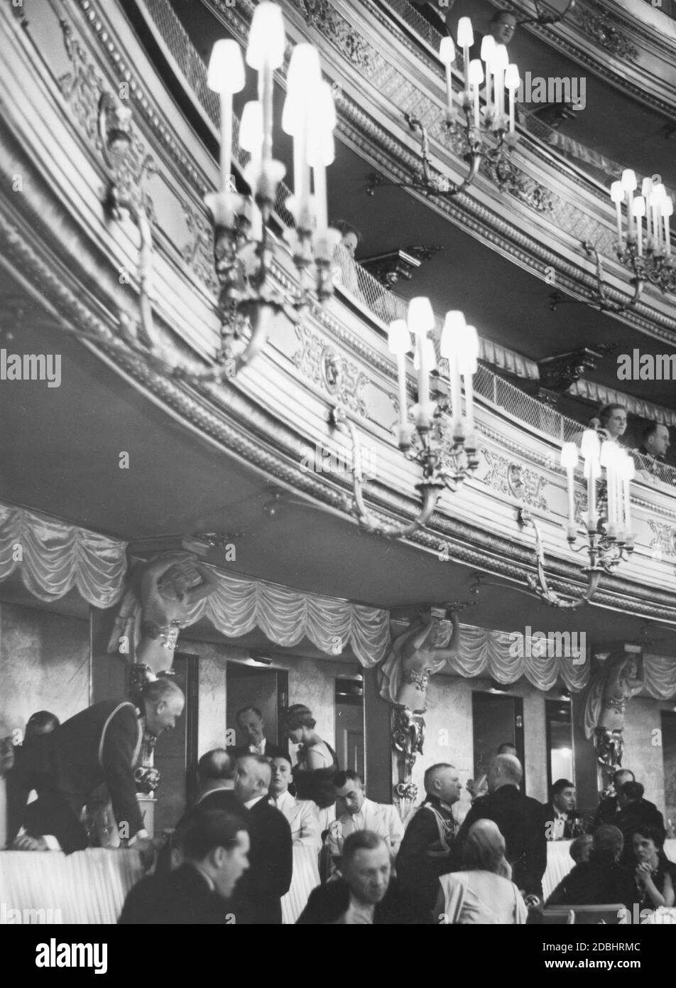 Der Opernball des Preußischen Staatstheaters fand am 12. Januar 1936 in der Staatsoper unter den Linden statt. Das Foto zeigt die Halle, links ist Reichsminister Werner von Blomberg. Stockfoto