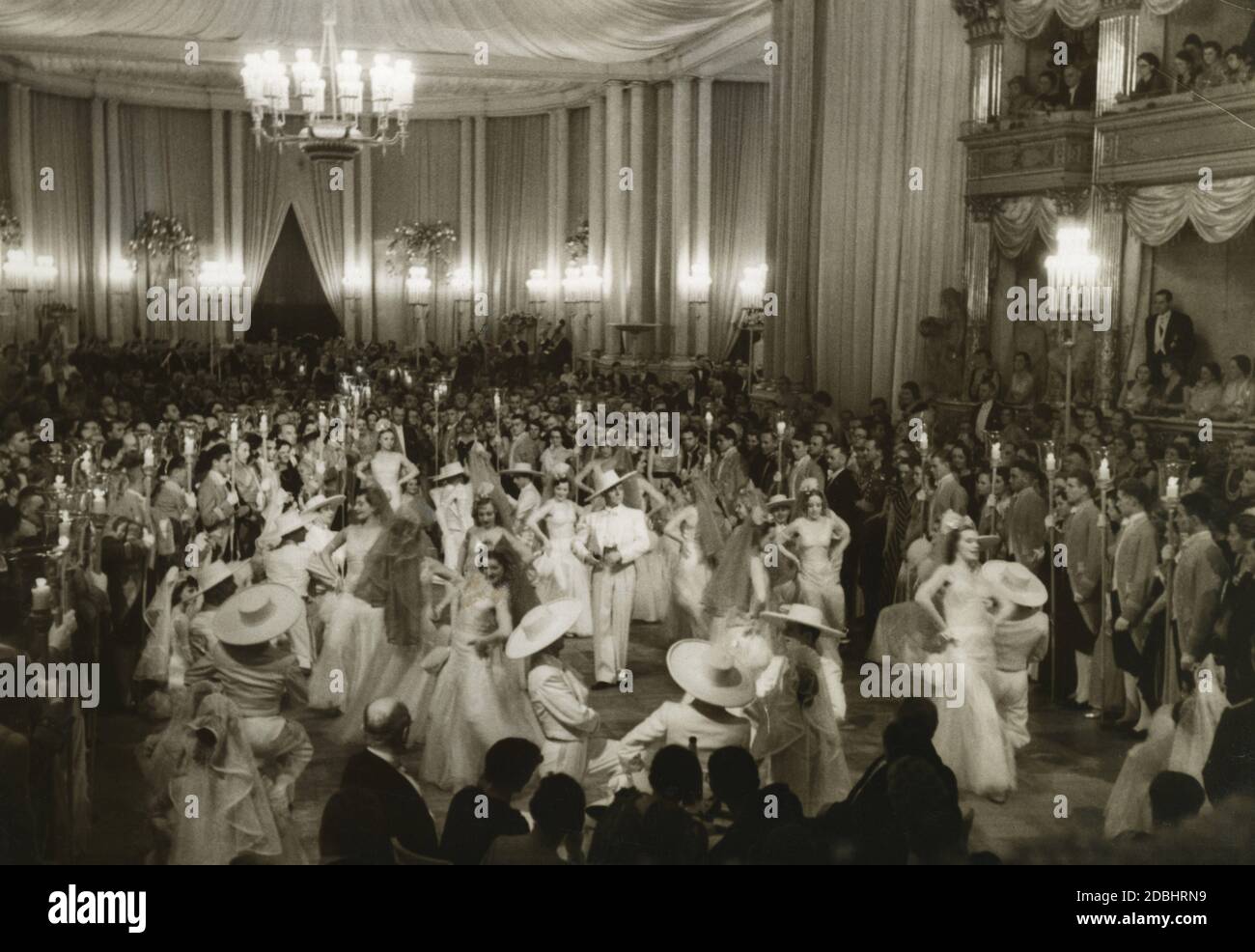 "1936 wurde das Ballett der Staatsoper Berlin aufgeführt. Der Opernball wurde zugunsten des Winterhilfswerks und des Staatstheater-Förderfonds organisiert. Das Bild wurde für den Silberspiegel von Heinrich Hoffmann gemacht." Stockfoto