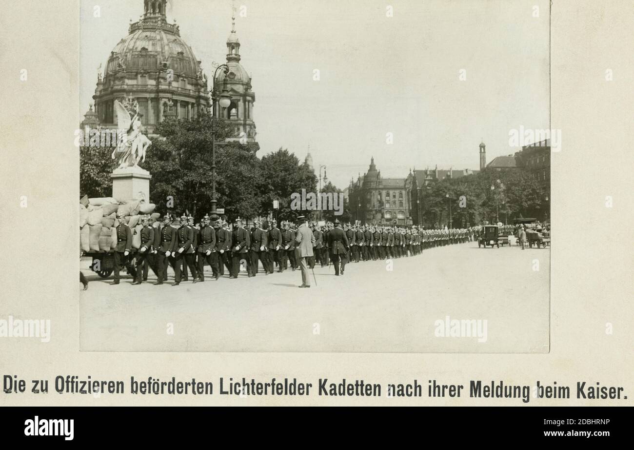 Im Juli 1914, wenige Tage vor Ausbruch des Ersten Weltkriegs, marschieren die zu Offizieren beförderten Lichterfelder Kadetten durch das Zentrum Berlins zum Paradeplatz, nachdem sie dem Kaiser im Berliner Schloss berichtet haben. Auf der linken Seite befindet sich der Berliner Dom. Stockfoto