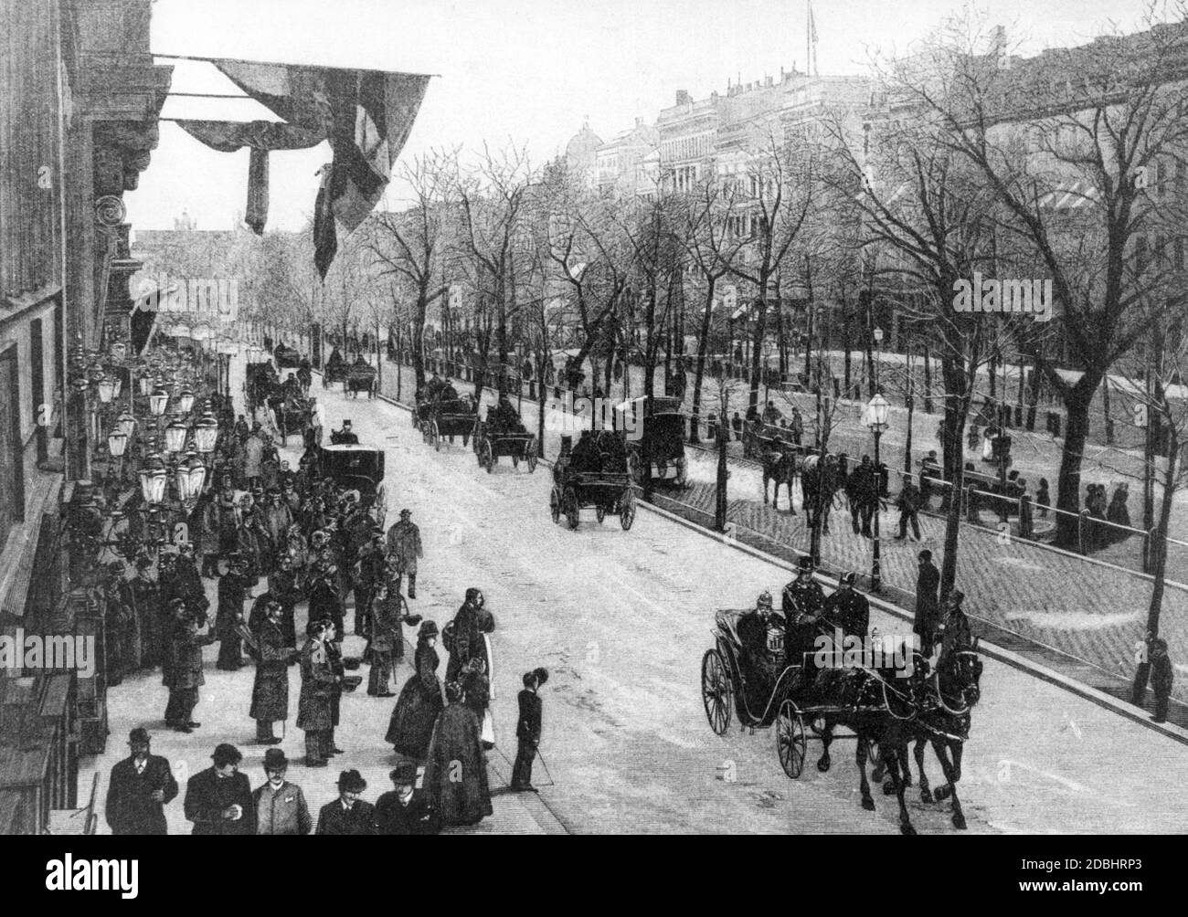 Auf dieser Zeichnung wird Kaiser Wilhelm I. (rechts unten sitzend) in einem Wagen über die Straße unter den Linden 1888, kurz vor seinem Tod, durch Berlin gefahren. Passanten am Straßenrand nehmen dem Kaiser den Hut ab. Stockfoto