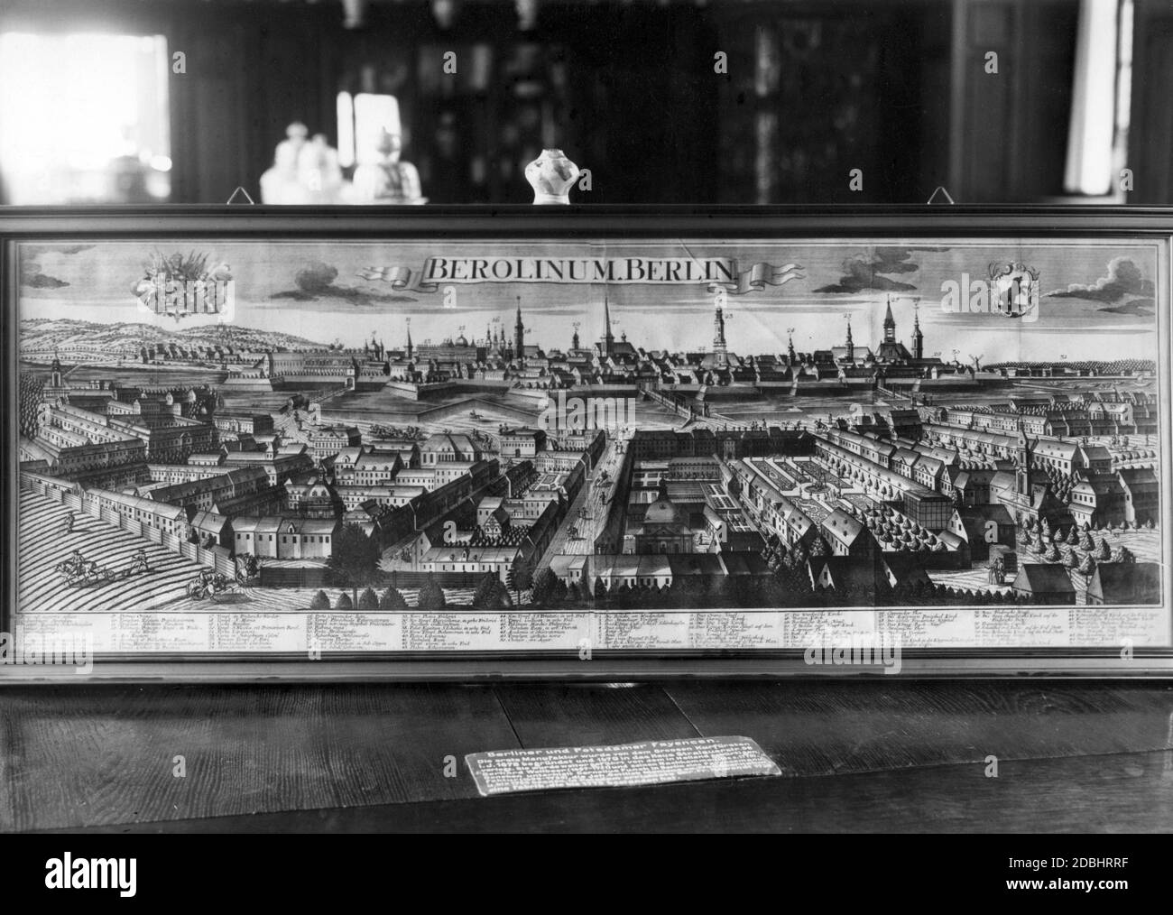 Dieser Kupferstich von G. B. Probst nach einer Zeichnung von F. I. Sauer zeigt eine Stadtansicht von Berlin. Die Gravur wurde vermutlich im 18. Jahrhundert angefertigt. Fotografiert im Maerkisches Museum 1937. Stockfoto