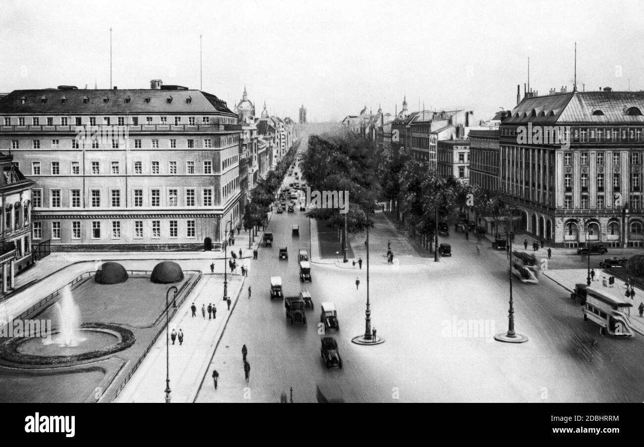 Blick vom Brandenburger Tor auf den Pariser Platz und den Boulevard unter den Linden. Auf der rechten Seite befindet sich das Hotel Adlon. Hergestellt in den 1920er Jahren. Stockfoto