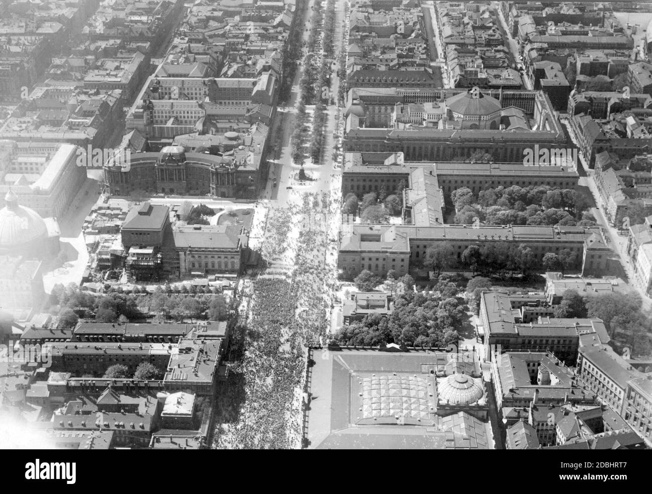 Staatsoper unter den linden links Fotos und Bildmaterial in hoher