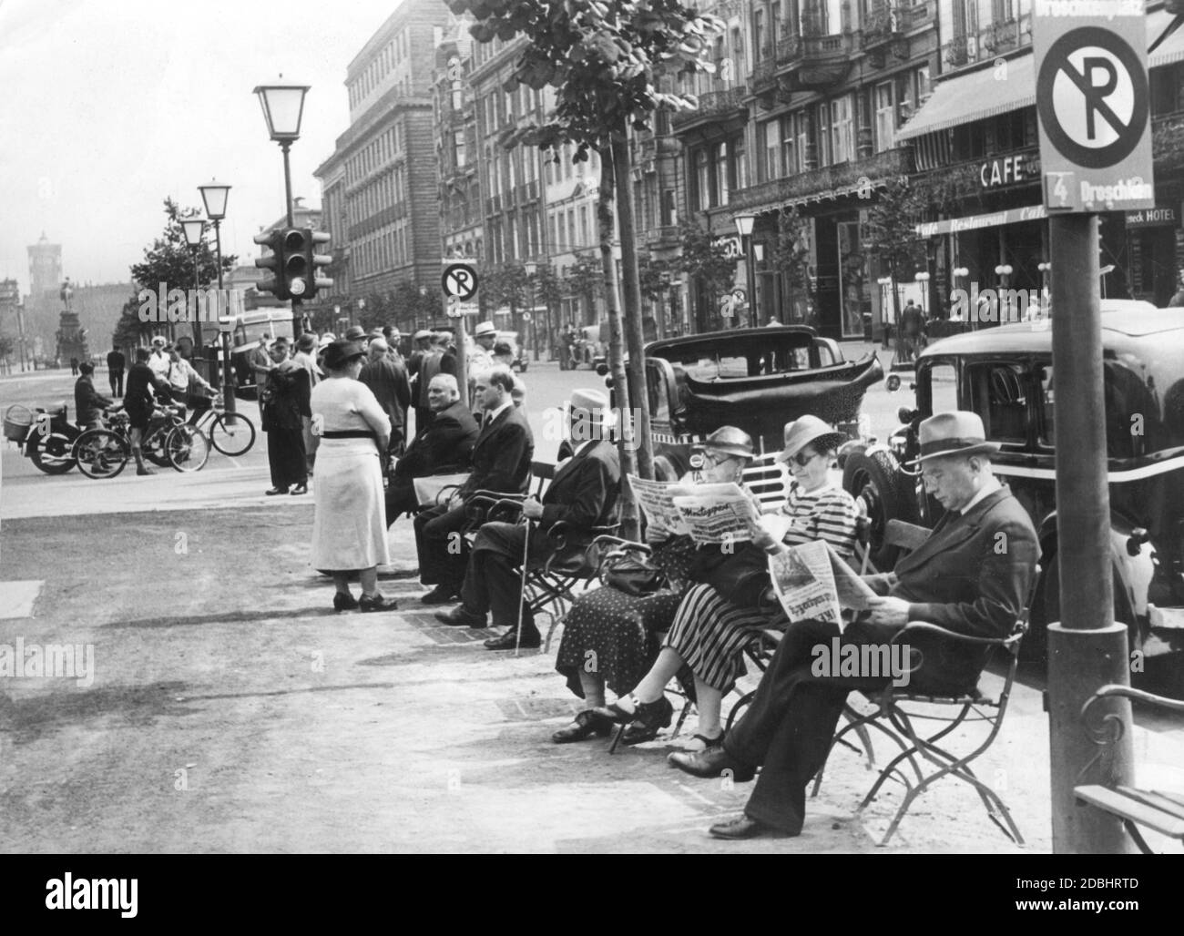 "Berliner sitzen am 28. August 1939 auf Bänken in der Straße unter den Linden. Einige von ihnen lesen Zeitungen (einschließlich der Montagspost). Im Hintergrund links die Reiterstatue Friedrichs des Großen. Das Bild sollte die scheinbar eindringliche beiläufige Atmosphäre in Berlin kurz vor Kriegsausbruch abbilden und Zeichen der 'Kriegspsychose' wegvertreiben. Stockfoto