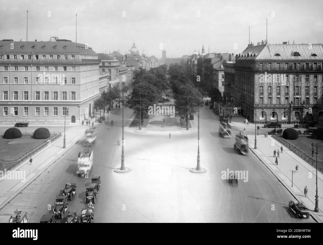 Das Bild zeigt den Boulevard unter den Linden in Berlin 1926, fotografiert vom Brandenburger Tor. Auf der rechten Seite befindet sich das Hotel Adlon. Stockfoto