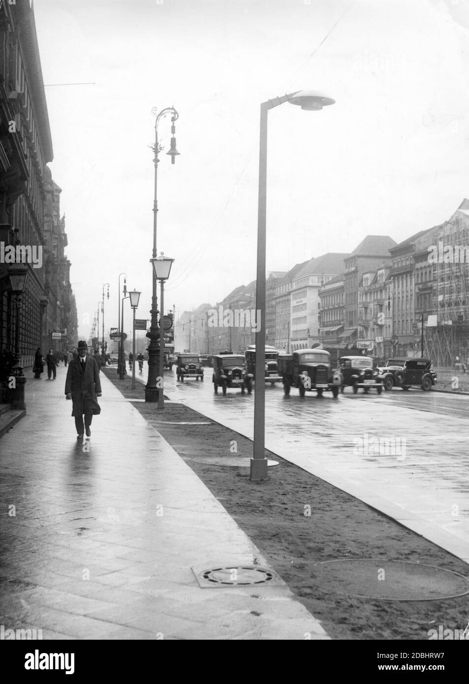 Im Jahr 1936 wurden auf einem Abschnitt der Straße unter den Linden in Berlin verschiedene Straßenlampen angebracht, um festzustellen, welche Lampe am besten für die Straßenbeleuchtung geeignet war. Stockfoto
