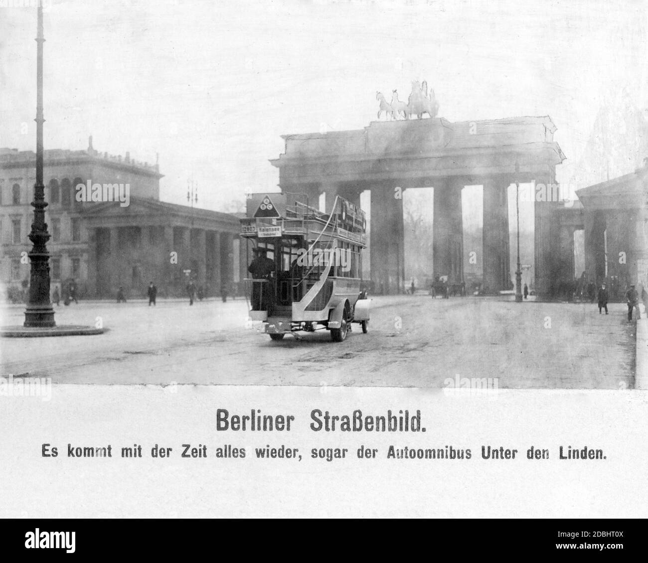 Die Wirren von Krieg und Revolution hatten den öffentlichen Nahverkehr in Berlin teilweise zum Stillstand gebracht. Im März 1919 waren die Doppeldeckerbusse wieder auf der Straße unter den Linden und durch das Brandenburger Tor. Stockfoto