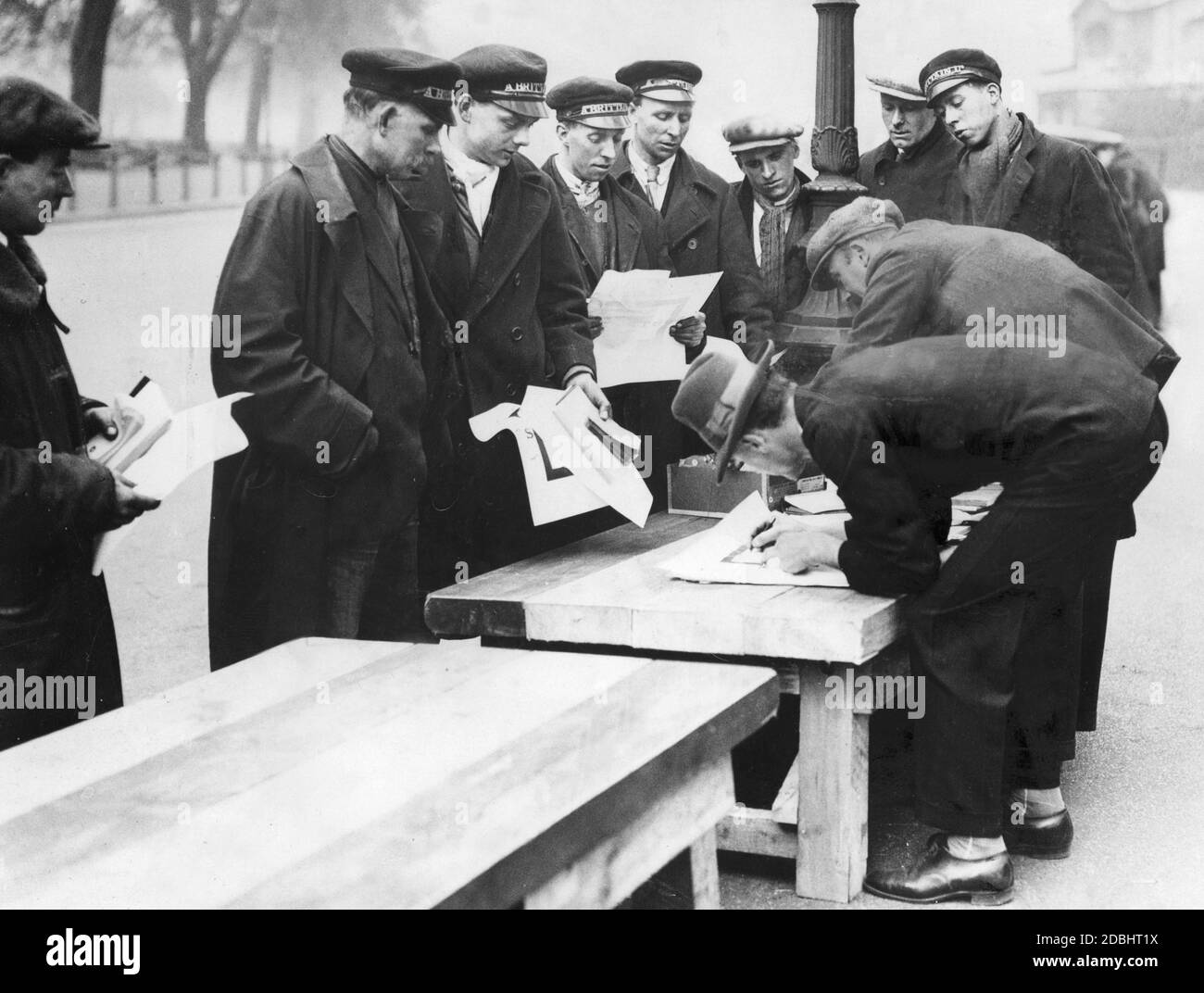 Arbeiter im Londoner Hyde Park erhalten Arbeitsanweisungen. Stockfoto