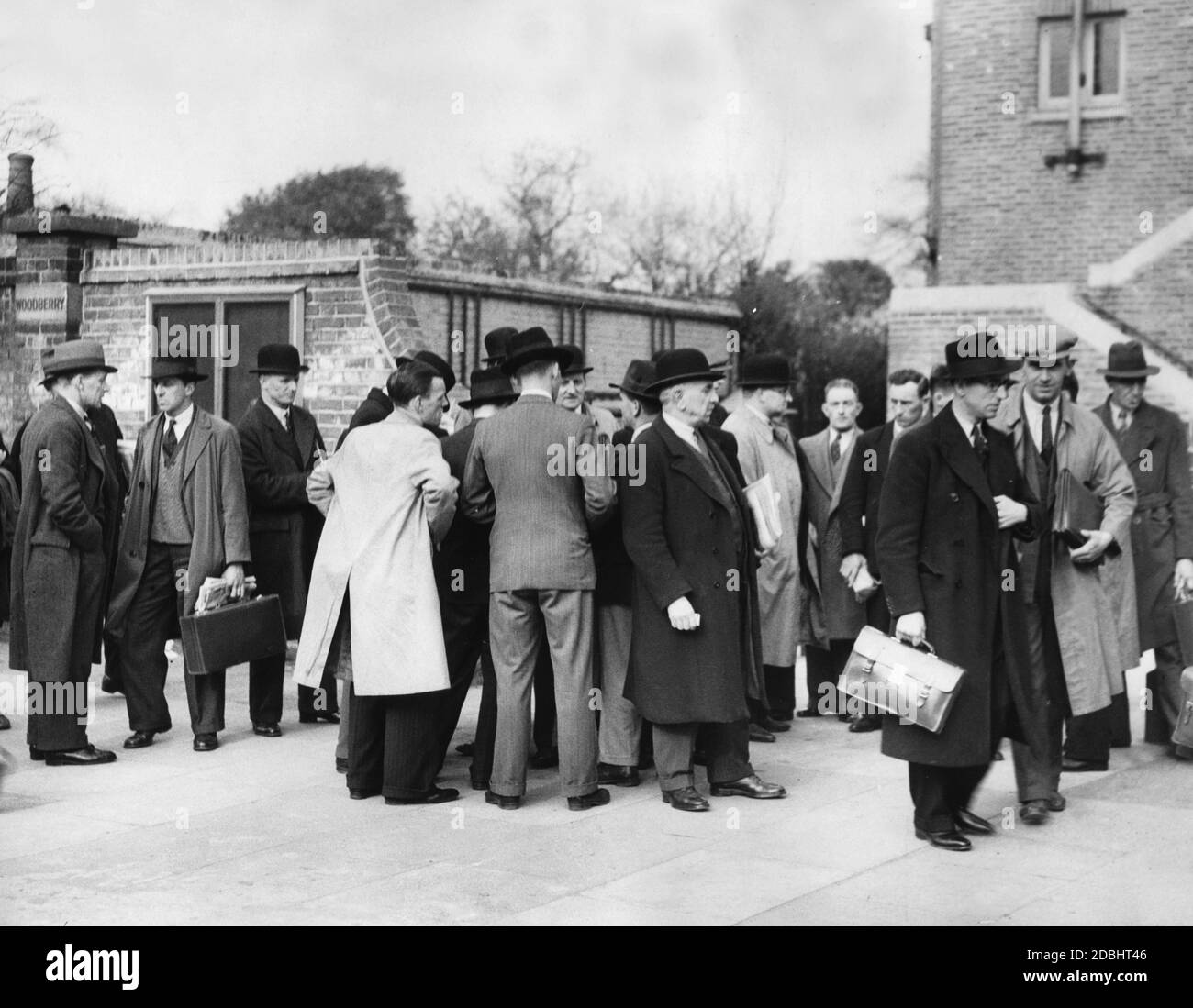 Delegierte der Transport- und Generalarbeitergewerkschaft verlassen eine Sitzung in London, wo ein Streik aller Busfahrer beschlossen wurde. In der Mitte rechts (?) Gewerkschaftsführer Ernest Bevin. Stockfoto