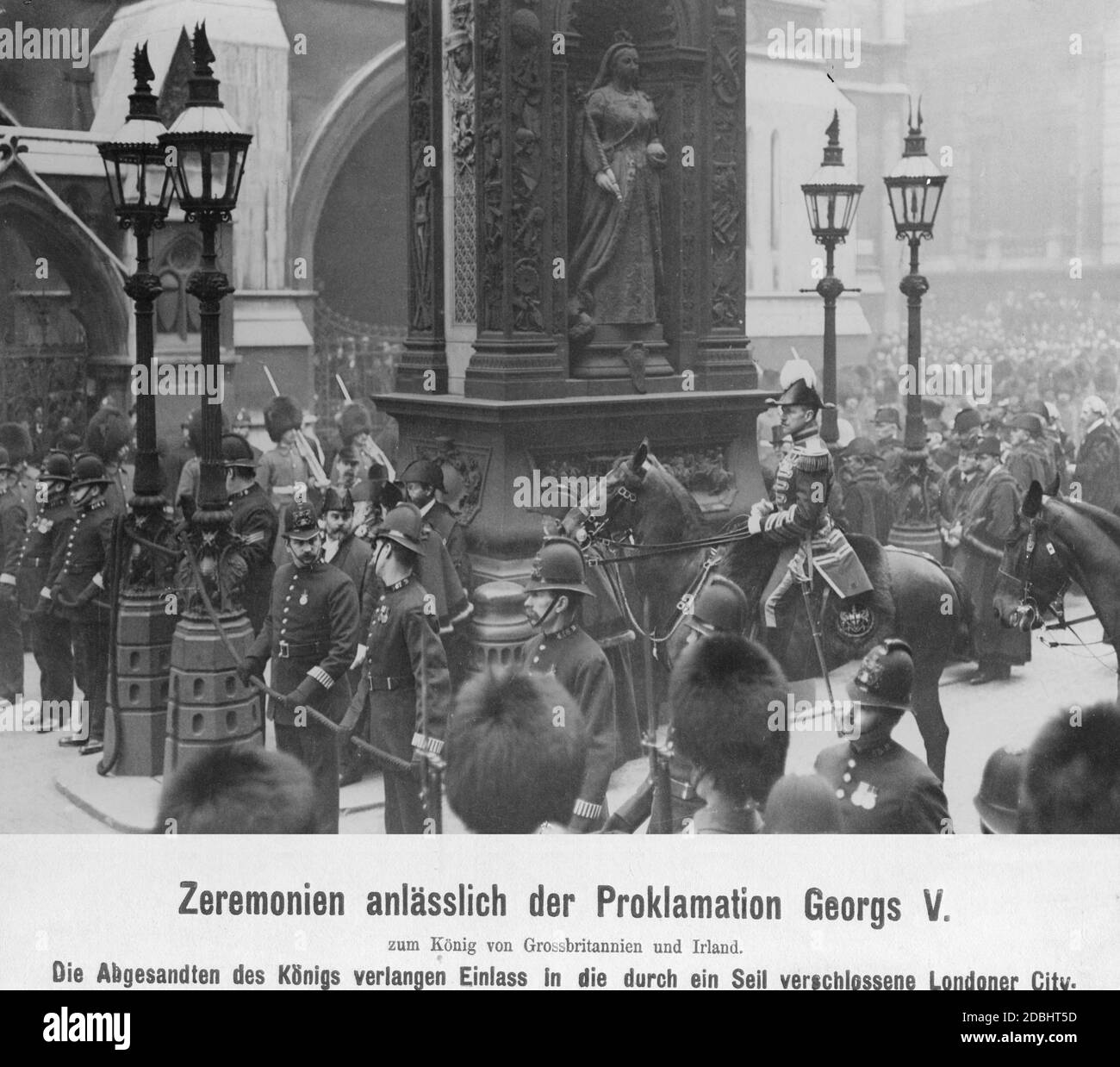 Zeremonie anlässlich der Proklamation von George V. zum König von Großbritannien und Irland. Polizeibeamte blockieren den Durchgang zur City of London mit Seilen. Stockfoto