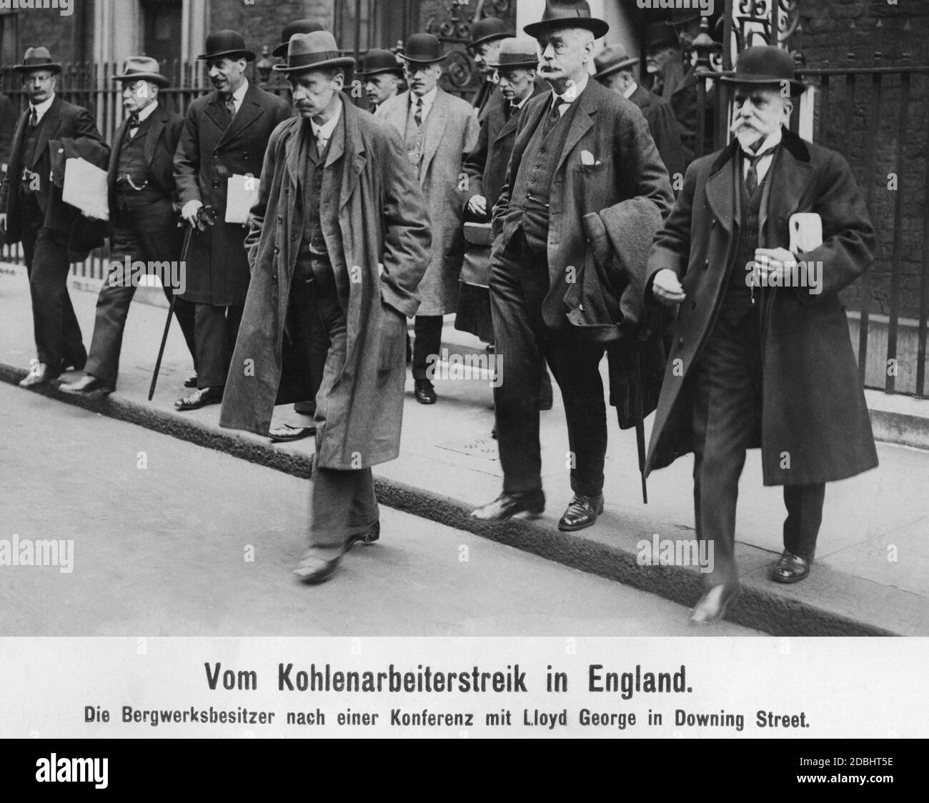 Eine Gruppe von Minenbesitzern verlässt die 10th Downing Street nach einem Treffen mit Premierminister David Lloyd George bezüglich des Streiks der Kohlearbeiter. Stockfoto