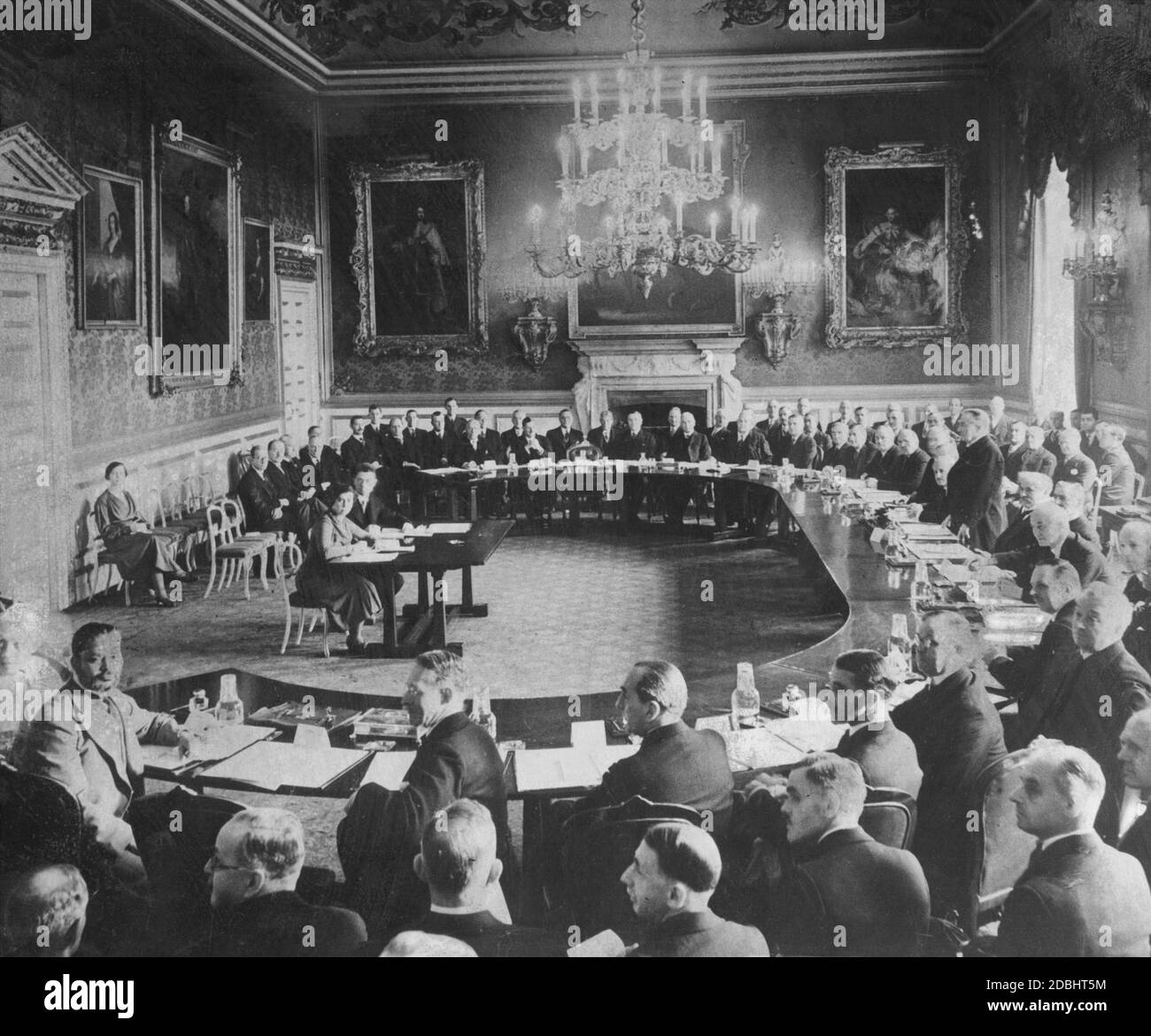 Premierminister Stanley Baldwin (rechts) eröffnet die Empire-Konferenz in London nach den Krönungszeremonien von König George VI. Im St. James Palace. Vorne links im Bild die Delegation aus Indien. Stockfoto