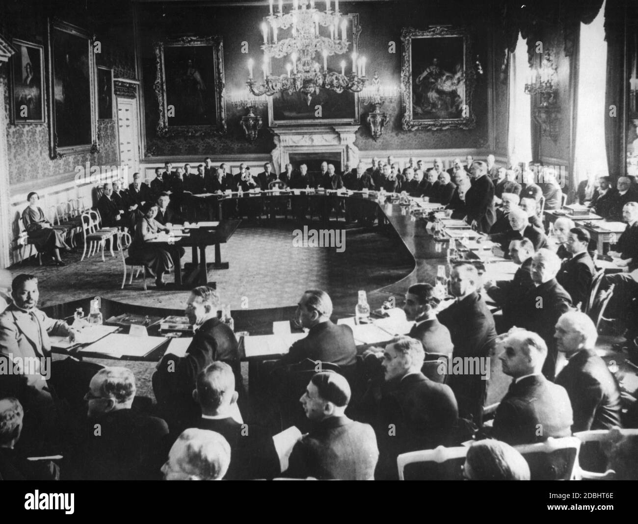 Premierminister Stanley Baldwin (rechts) eröffnet die Empire-Konferenz in London nach den Krönungszeremonien von König George VI. Im St. James Palace. Stockfoto