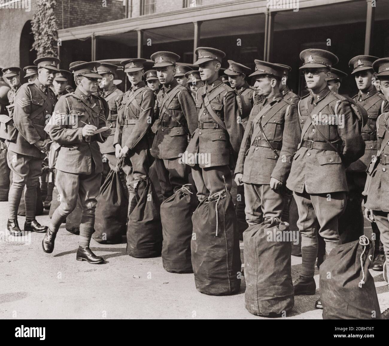 Mitglieder der Territorialarmee werden inspiziert, bevor sie ihre Kasernen verlassen. Stockfoto