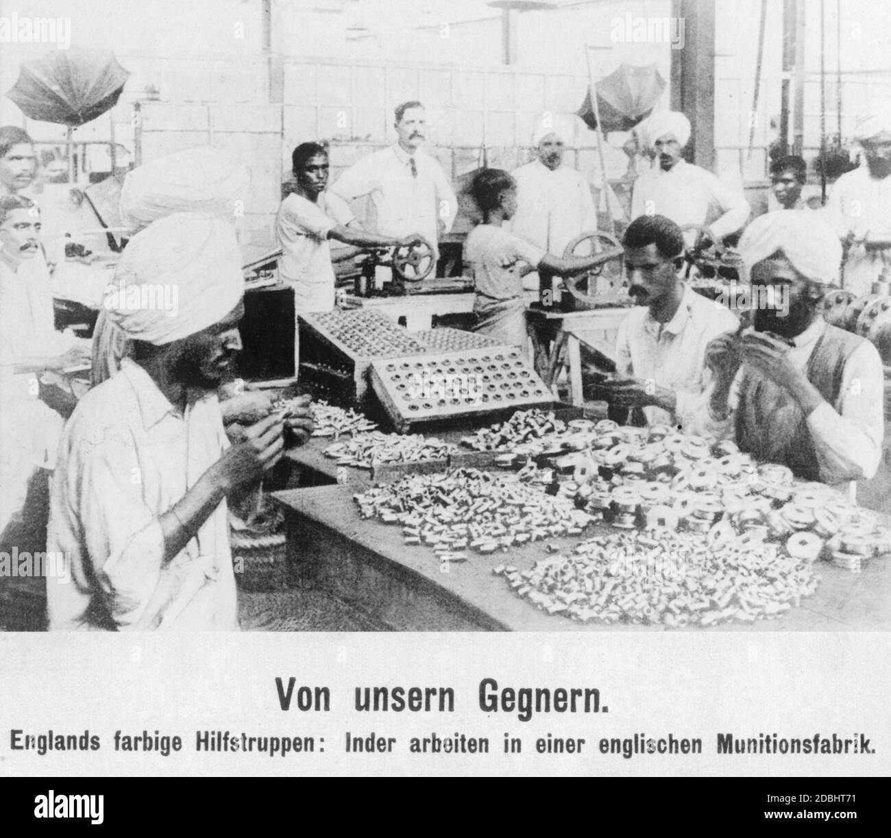 Indische ungelernte Arbeiter arbeiten während des Ersten Weltkriegs in einer englischen Munitionsfabrik. Stockfoto