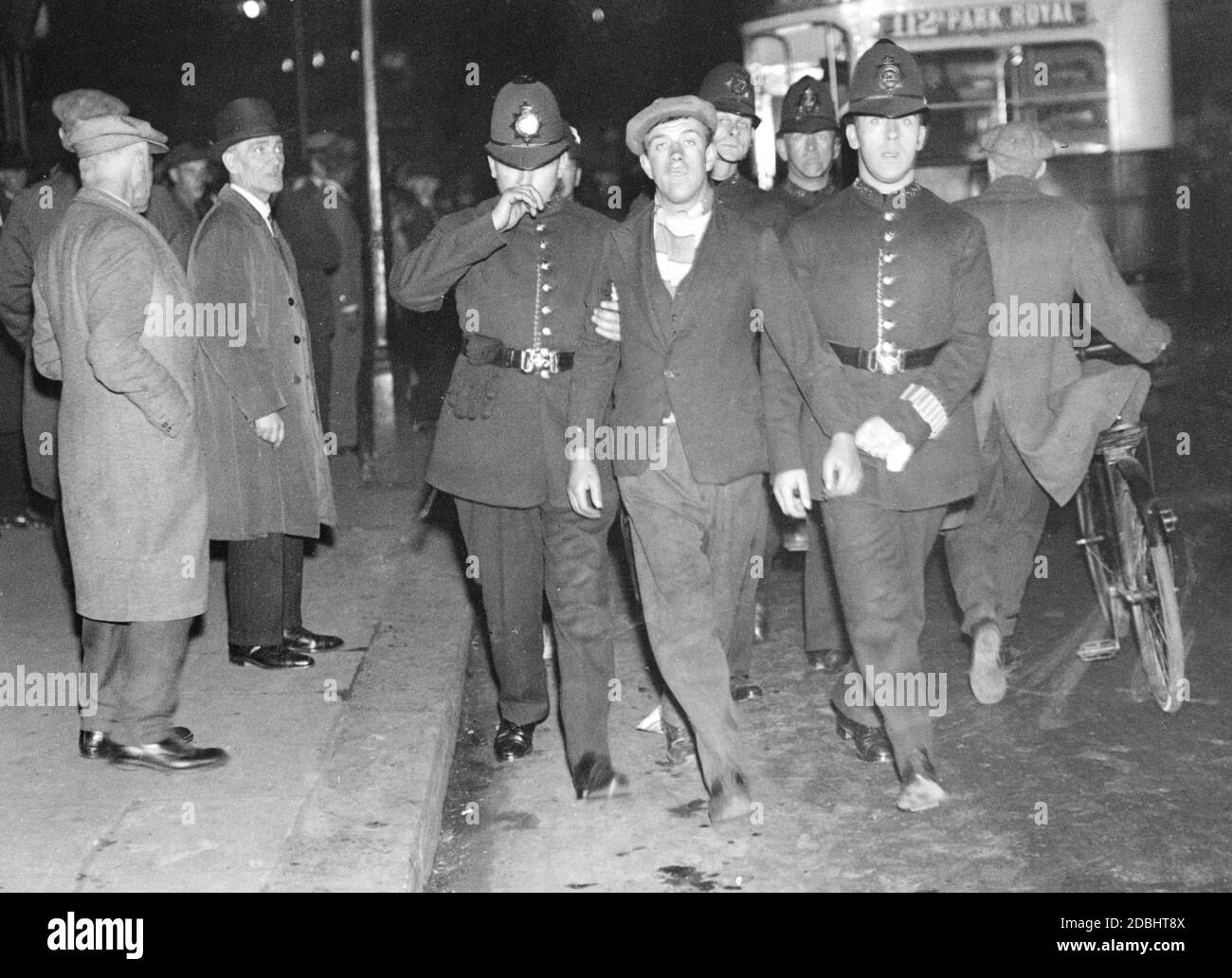 Polizisten führen einen Demonstranten vor der London County Hall im Zuge der Arbeitslosendemonstrationen an. (Undatierte Aufnahme) Stockfoto