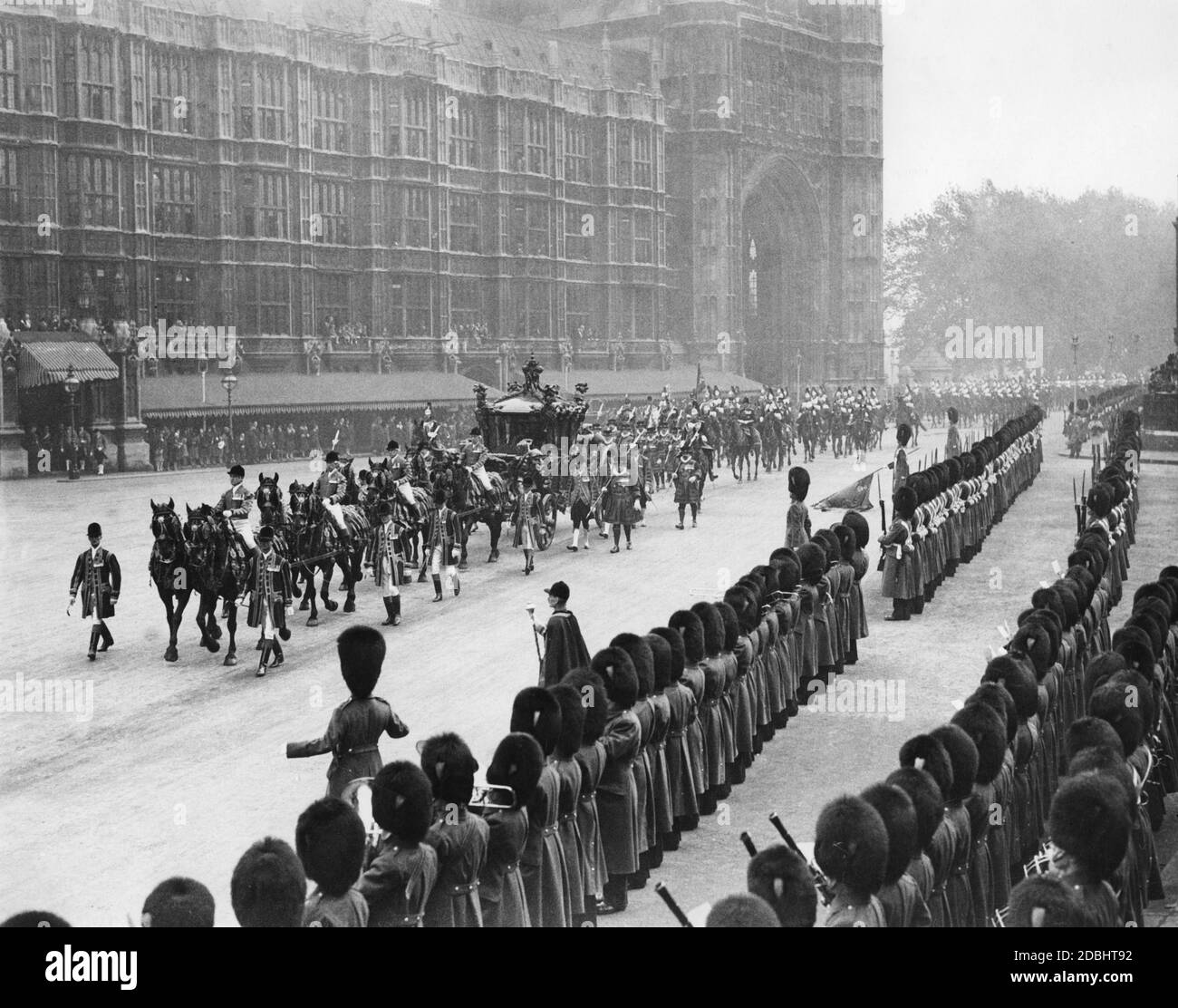 King George V und Queen Mary verlassen das Gelände der parlamentsgebäude in London, nachdem der König traditionell das Parlament eröffnet hat. Stockfoto