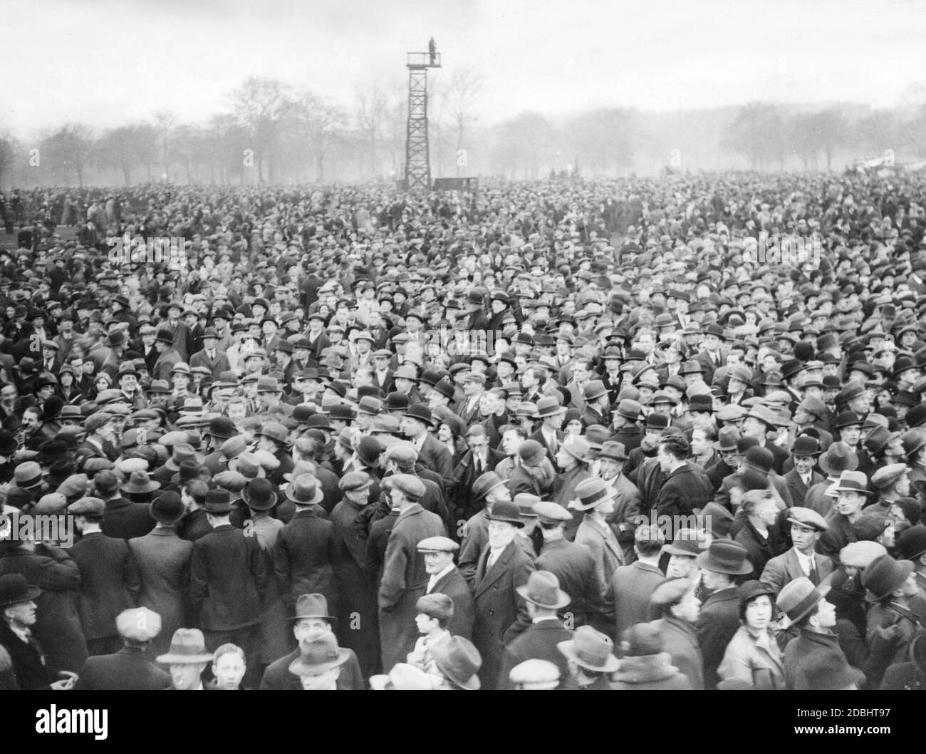 Arbeitslose und Gewerkschafter der Gewerkschaft nehmen an einer Demonstration gegen die britische Arbeitslosenpolitik der 1930er Jahre im Londoner Hyde Park Teil. Stockfoto