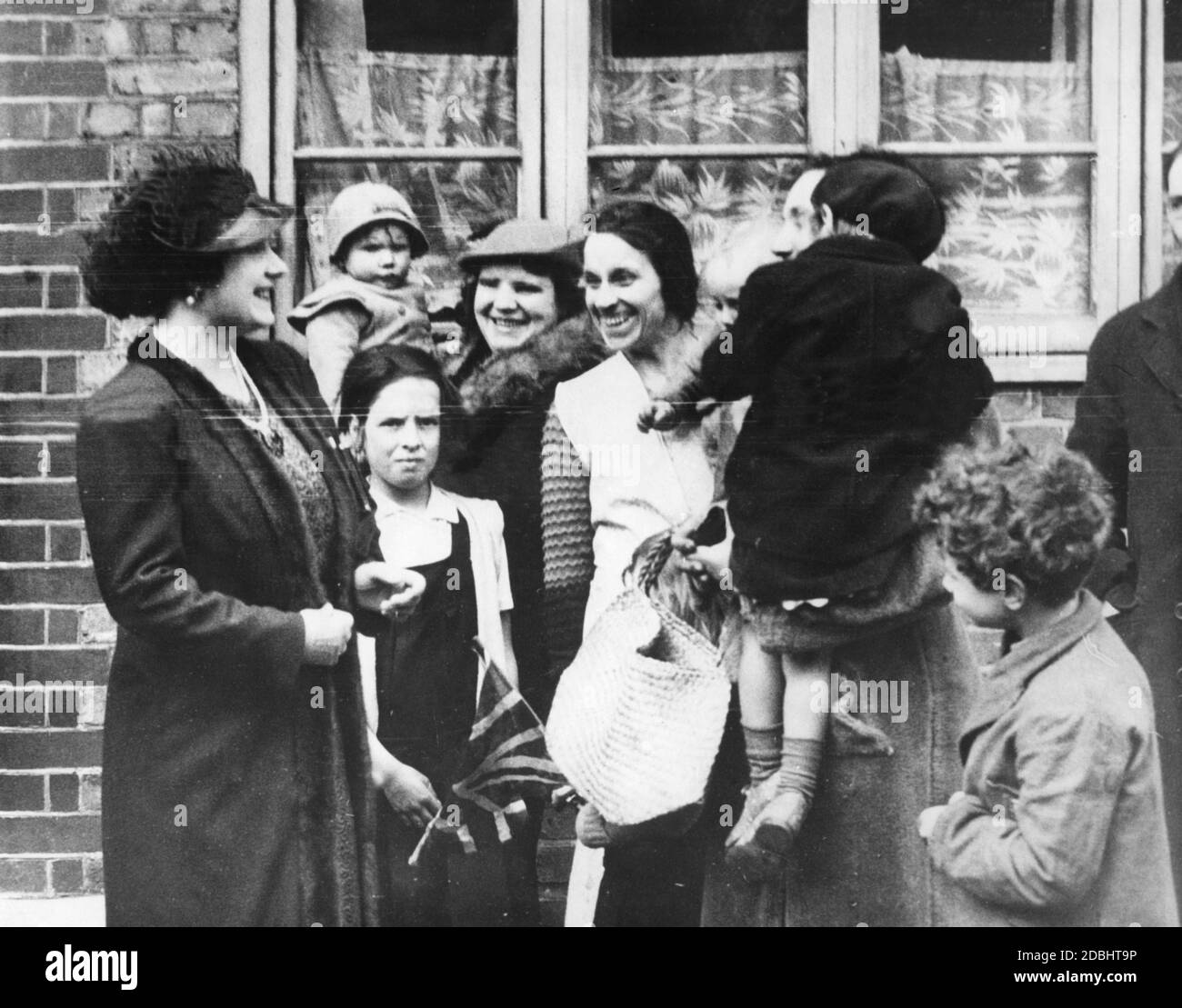 Queen Elizabeth spricht mit den Bewohnern der MacManus Flats in Battersea während eines königlichen Besuchs im Südwesten Londons. Stockfoto